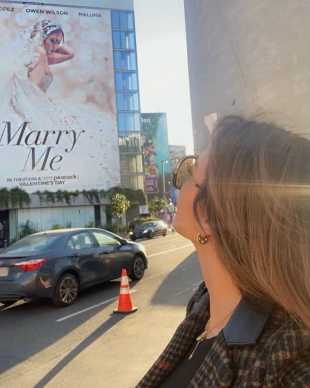 ジェニファー・ロペスさんのインスタグラム写真 - (ジェニファー・ロペスInstagram)「#MarryMeMovie moments around town ✨ #WeekendVibes @MarryMeMovie」1月24日 5時17分 - jlo