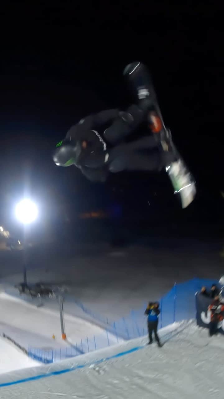 マックス・パロットのインスタグラム：「@MaxParrot Front 18 😳👏  Max won Silver last night in Men’s Snowboard Big Air at #XGames Aspen 2022 🥈  📹 @GimbalGod   #MonsterEnergy #Snowboard #Snowboarding」