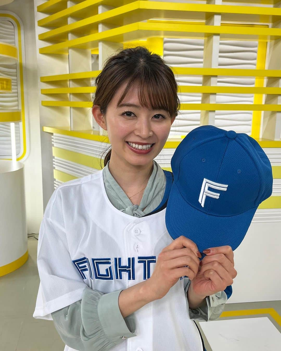 札幌テレビ「どさんこワイド朝」さんのインスタグラム写真 - (札幌テレビ「どさんこワイド朝」Instagram)「ファイターズ新ユニホーム⚾️  大家アナと岡田アナが着てみました！似合ってますか？  #ファイターズ #新ユニホーム #bigboss  #大家彩香 #オーバーサイズを着こなす #岡田和樹 #学生時代はキャッチャー」1月24日 8時02分 - dosanko_asa