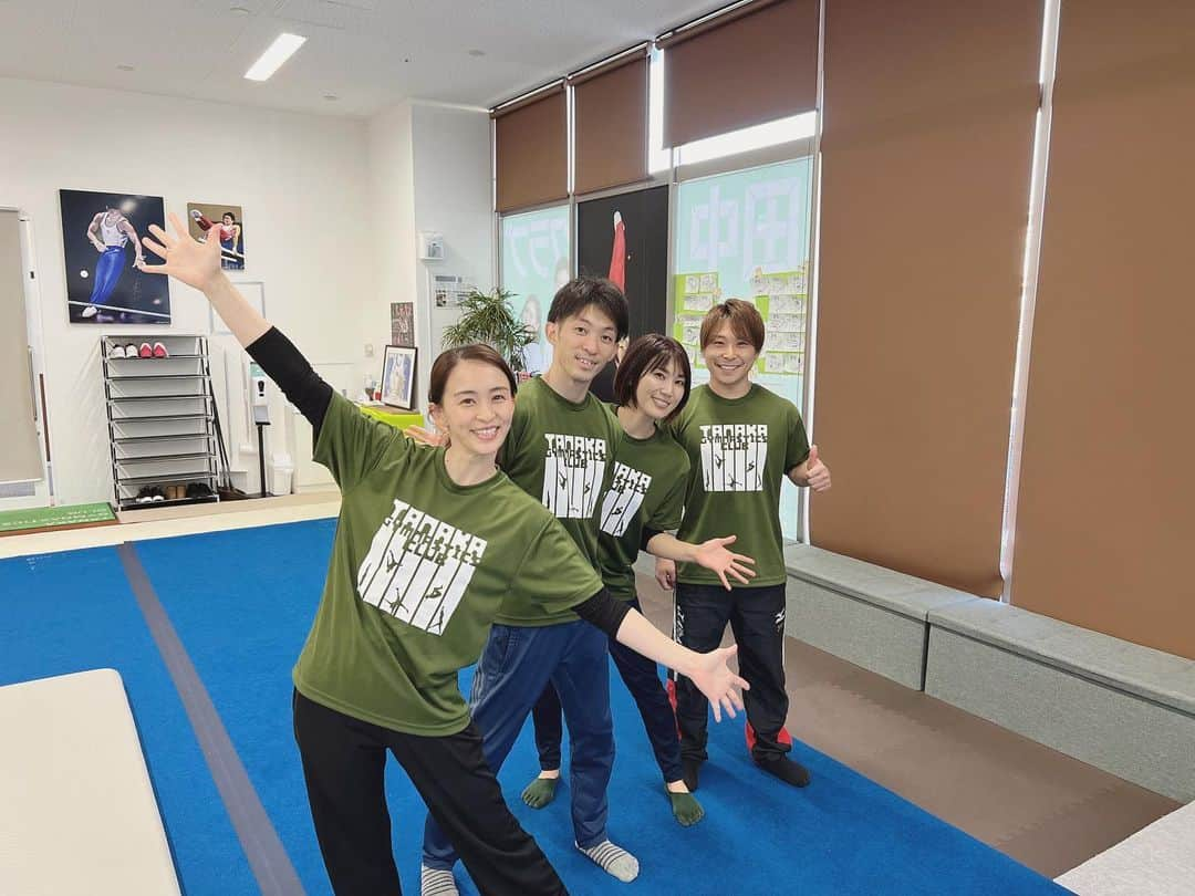 田中理恵さんのインスタグラム写真 - (田中理恵Instagram)「@tanaka_club_  スタッフTシャツ💚 今日も一日頑張りましょう☺️  ※写真の時だけマスクを外してます。」1月24日 8時11分 - riiiiiie611