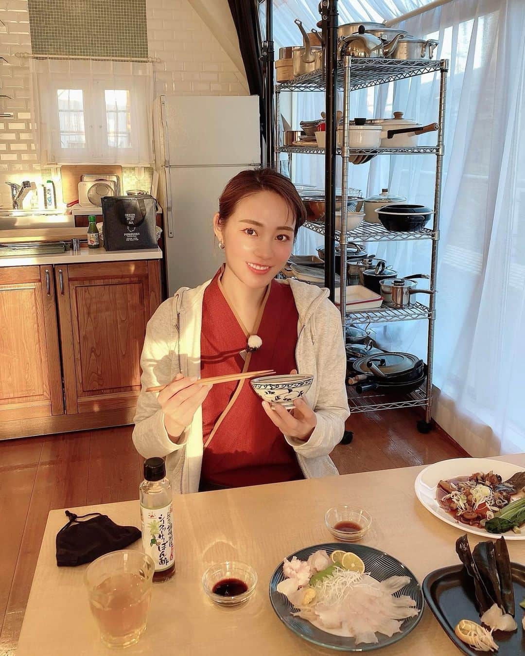 利水翔のインスタグラム：「. 今回のつばさ'sキッチンのお洋服は 料亭のおかみさんや 仲居さんをイメージしてみました😚 ⁡ 写真は仲居さんの休息中をイメージして 撮って貰いました😂笑 ⁡ 釣りビジョン TSURI na  KIBUNの方に つばさ's キッチンまたやって下さいと 沢山お手紙やメッセージを頂いたみたいで😭 ⁡ またこのコーナーをやらせて頂けました☺️ ありがとうございます❤️ ⁡ ⁡ ⁡ ⁡ ⁡ ⁡ ⁡ ⁡ ⁡ ⁡ ⁡ #enjoy #smile #ootd #happy #japanesefood  #love #half #model #kt #me #instdiary  #fathion #japan #cook #fishing #TSURInaKIBUN」
