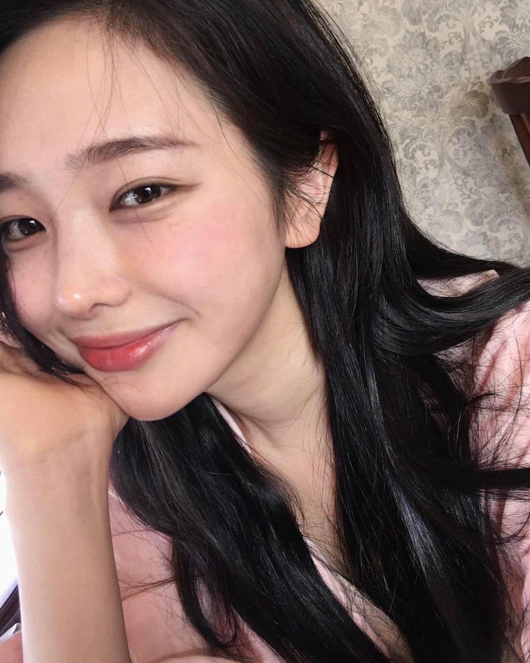 ソン・ファミンのインスタグラム：「#광고 @threecosmetics_korea   (갖고 싶은 블러셔 호수 댓글로 적어주시면 선물로 드릴게요 💌... 글 내용 참고해주세요)  쓰리에서 봄맞이 블러셔가 나와서 한달동안 사용해보고 꼭 추천하고 싶은 제품이라 광고 받았어요  이 블러셔 쓰면서 제일 좋았던건 수채화 처럼 혈색이 맑게 발색이 됐다는 점.. 저는 맑은 분위기를 좋아하거든요 🛁  ✔️2호-사랑스러운 살구색! 봄웜이신 분 잘 어울릴 거 같아요🌸  ✔️3호-여름 쿨톤인 저의 원픽..  시간 지날수록 더 혈색 도는 느낌으로 발색돼서 쿨톤이신 분들에게 꼭 추천하고 싶어요  ✔️5호-클래식하게 입고 볼에 포인트 주고 싶을때, 귀찮을때 쓰는 컬러..  특히 이 컬러는 입술, 섀도우, 볼터치 다 쓸 수 있어서 화장품 챙기기 귀찮을때 쿠션이랑 이거 하나만 챙겨나가요   Tip; 크림치크로 먼저 올리고 파우더 치크로 바르면 뽀송하게 마무리 돼서 마스크 써도 색 안날라간답니다..  ✔️이벤트도 준비해봤어요 @threecosmetics_korea 인스타그램 팔로우하시고 제가 픽한 컬러인 2,3,5호 중 써보시고 싶은 컬러를 댓글로 남겨주시면 총 10명을 선정해서 보내드리도록 할게요!  (댓글이벤트는 지금부터 수요일까지! 당첨자는 목요일에 선정하겠습니다-)  오늘부터 블러쉬 듀오 사전예약이 시작되는데, 선착순으로 기존 치키시크 블러쉬도 증정한다고 합니다!  자세한 내용은 쓰리 공식 홈페이지에서 확인해주세요 🍃  #쓰리블러셔 #듀오블러셔 #멀티블러셔 #투톤블러셔」