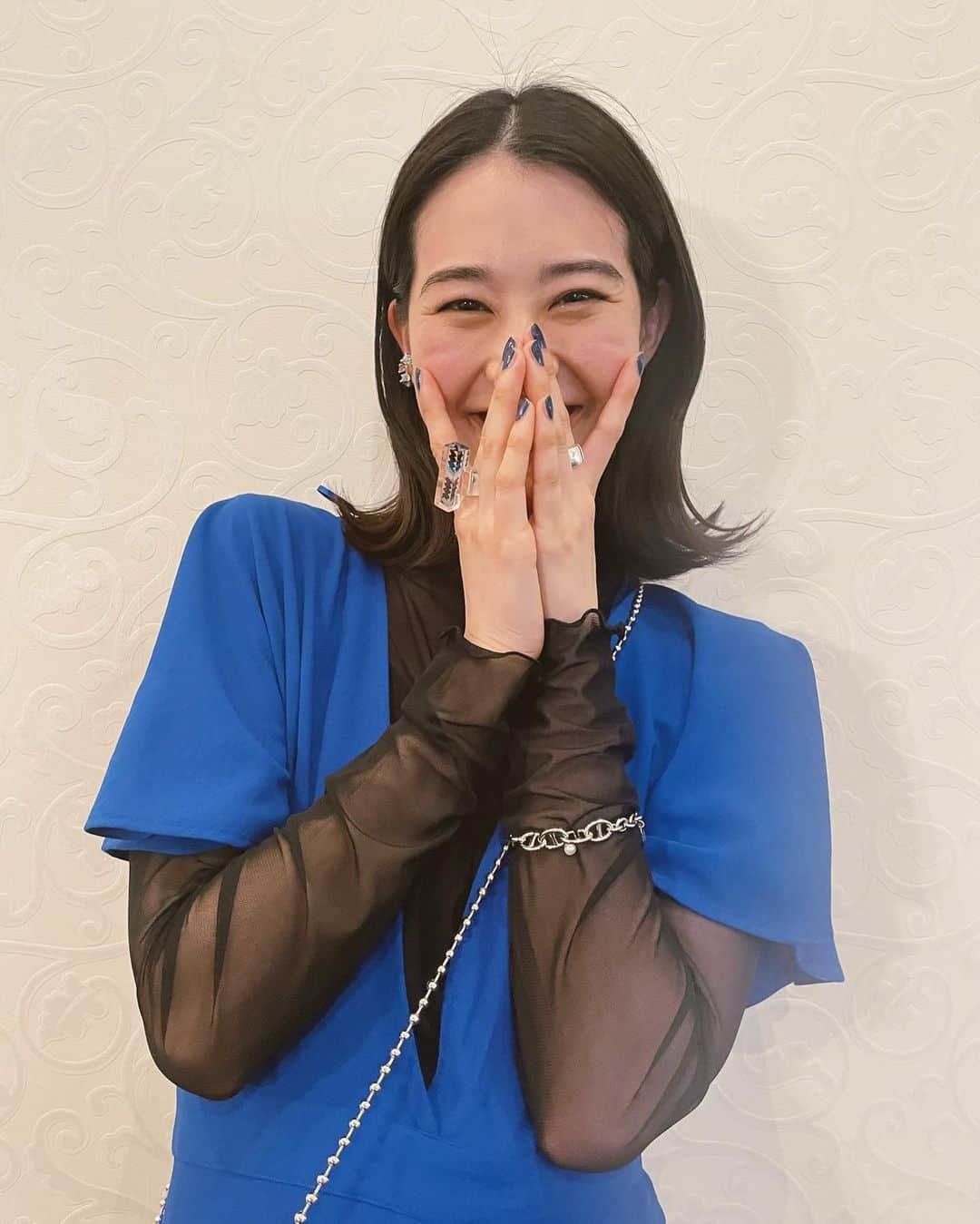 青野楓のインスタグラム：「大親友の結婚式へ💙  綺麗すぎてそれだけでも泣けちゃったし、幸せが伝わって幸せになれた。。  大好きなお友達だったからこそ気に入らないお洋服では行きたくなくて3ヶ月以上ずっと探してたどり着いたのは一番しっくりくるブルーのzaraのジャンプスーツでした！ なんかレースでぶりぶりにしたくなかったしドレッシーになりすぎたくなくてかなり悩みました。  同じ悩みの方がいたらよかったら参考にしてください💘  鞄空いちゃってるけど気にしないで♡笑  #結婚式コーデ #結婚式ヘアアレンジ #結婚式#結婚式二次会 #ブルーカエデ#kaede626style#ウエディング#weddingparty#ブルベ#黒髪#黒髪ミディアム#お呼ばれコーデ」