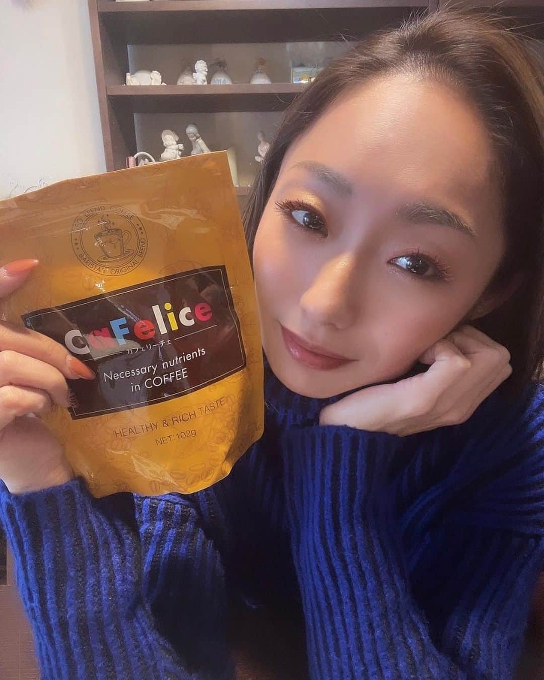 安藤美姫のインスタグラム：「この頃寒い日が続いてますね❄ “カフェリーチェ”でホット一息☕️😌 ジンジャー・シナモンが入ってホットで飲めば身体ポカポカ☺️ 他にも嬉しい乳酸菌やビタミンB1、B6配合で栄養豊富です✨ お正月太りのボディメンテにいかがですか👌👍？  #カフェリーチェ  #CaFelice  #ダイエットコーヒー  #PR #安藤美姫 #mikiando」
