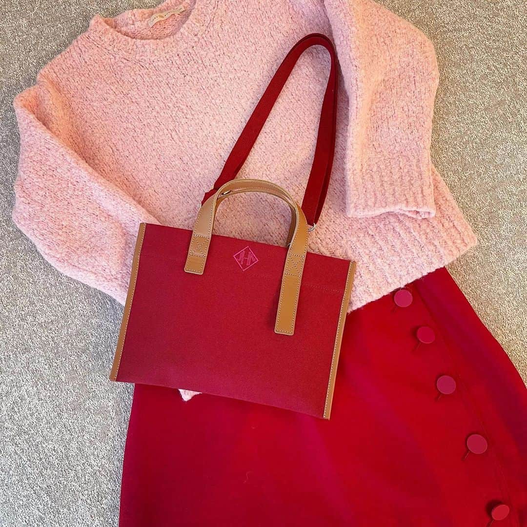小川ひとみさんのインスタグラム写真 - (小川ひとみInstagram)「JNHeartsのお鞄に合わせて コーディネートを考えるのが 最近の楽しみです🥰  お洋服へのコメントも多かったので 載せておきますね💗  "Camellia" knit/ @un3d_official  skirt/ @majeparis  pearl/ @maayapearls   "Red" knit/ @toryburch  skirt/ @lecielbleu_official   "BabyPink" knit/ @poloralphlauren  denim/ @levis   @jnhearts  #2月4日発売のPinkColor」1月24日 18時20分 - hitomy220