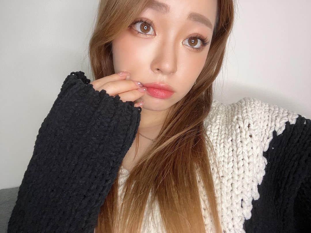 のインスタグラム：「最近の私と言えば、 トレードマークだったスーパーロングハイトーンとカラコンを卒業しまして、、  でもマツエクはやめられません🥺 @_ayaaa88 さんに カラコン無くても馴染むし盛れるマツエクを付けてもらい毎日るんるんでお化粧してます💕笑 ありがとうございました！！」