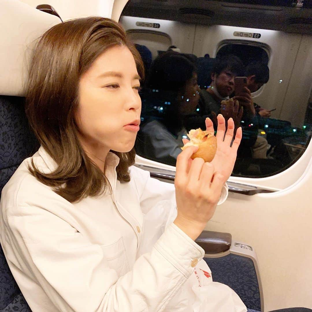 神田愛花さんのインスタグラム写真 - (神田愛花Instagram)「先日の、ロケ場所への移動中🚅 駅で買ったパンを食べる食べる💕💕 少し硬めのパンの中に、ベーコンやチーズが入ったお菜パン🥖🥓🧀 噛みごたえがあって好き❤️  #NYC #ニューヨーク #Barbie #バービー #pink #ピンク #新幹線 #車内で食事 #お菜パン #美味しい！ #神田愛花」1月24日 18時25分 - aikakanda