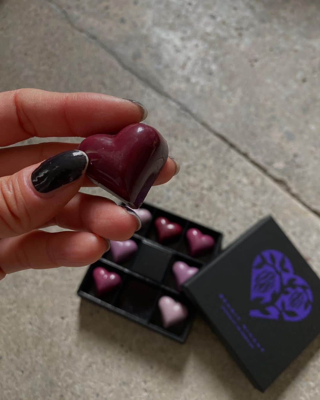 堀舞紀のインスタグラム：「💜❤️💜❤️ . . . @benoitnihant_japan  #ブノワニアン の 『HERT COLLECTION』🍫… . . . ここのチョコ食べた事アリマス？ 🤤 めっっっちゃくちゃ 美味いのよ🍽 だからバレンタインの季節とか大好きッ . . そして。 このHERT COLLECTION! は 日本初展開！ 日本限定BOX!! 2022.高島屋グループの限定品🍫 この時期しかたべられないなんともキチョーなシリーズ🙋🏽‍♀️ . . 何しろ日本に店舗がないから 是非この機会に食べてみて欲しいな🥺 勿体無くて コソコソ独り占めして食べてる。 大人のチョコレイト💎 . . 薔薇や、ラベンダーのエキスがビターチョコにコーティングされてて、 それはそれは香り高い🐽" 高貴なオアジ〜 あーーー、 書いてたら も一個食べたくなっちゃった。。 . . 冷蔵庫に隠してるから食べちゃお🙃 . . 見た目も💯💜❤️だよね . . 関係ないけど 先っぽとんがった パール付きブーツを 履いていた日の #足元倶楽部 。 . . パールや、Pコートには 勿論古着のデニムって決まってる！！ 私の薄っぺらな 辞書にはそー書いてある。。 . . 冬の冷たくさめきった 身体には 高貴なチョコレイト🍫と 古着のデニムしか勝たんて事🙋🏽‍♀️ . . . 期間限定ストア▼ 横浜高島屋　1/26〜 日本橋三越本店　2/2〜 . . #benoitnihant  #バレンタイン #バレンタインチョコレート #古着 #levis #チョコレートholic #食いしん坊 の話。」