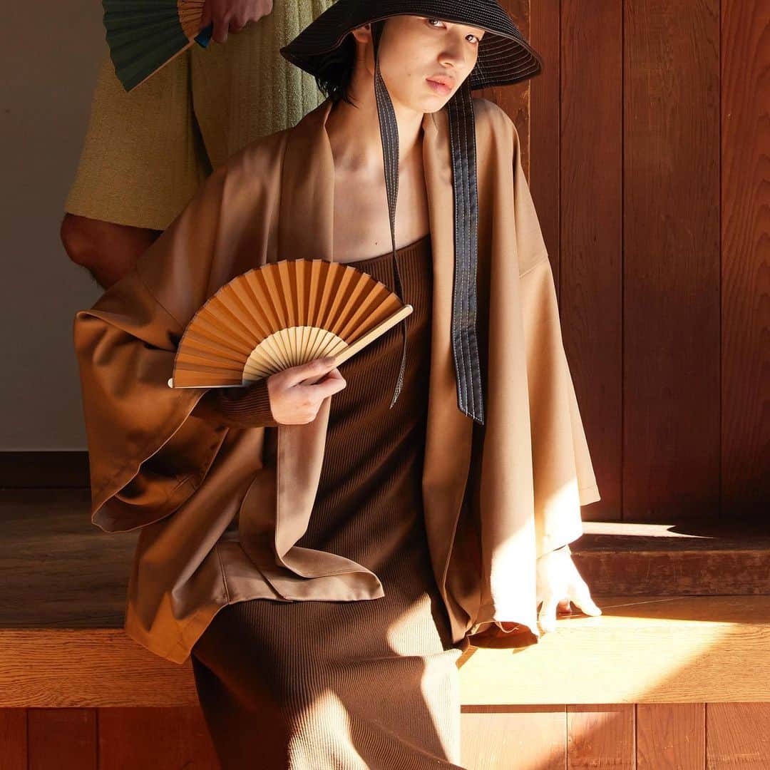 西川庄六商店／NISHIKAWA SHOUROKUのインスタグラム：「本日より、クラウドファンディングMakuakeで、 新商品「涼はんてんブルゾン」の先行予約をスタートしました。  https://www.makuake.com/project/mercros/  西川庄六商店より、日本に今も残る良いモノの一つである「はんてん」を 春夏用にアレンジした【涼はんてんブルゾン】が登場します。 生地には多機能素材Reflax®使用。 UVカット＋接触冷感＋吸水速乾で、夏でもストレスなく紫外線対策が行えます。 衿部分はストールのように首に巻ける仕様。 つい忘れがちな首周りの日焼け対策もこれ一枚で可能です。 シワになりにくいイージーケア機能で、持ち運びにも最適。 寒暖差や冷房での冷えにも対応できます。ゆったりフォルムでインナーに左右されません。  Makuakeだけのお得な先行予約価格となっております。 こちらのプロフィールよりmakuakeのURLに入ってご覧ください。 →@nishikawashouroku  #西川庄六商店 #nishikawashouroku #扇子 #はんてん #makuake #マクアケ #makuakeプロジェクト #makuakeでご注文受付中 #クラウドファンディング #和服 #京都 #近江八幡」