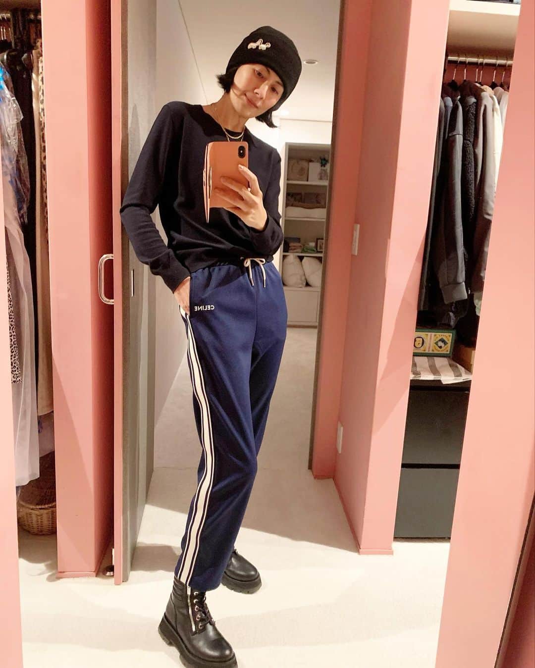 のインスタグラム：「20代の頃からジャージが好きで CanCamモデル時代はよくジャージで撮影に行っていました 今も変わらず好きで 先日CELINEで買った芋ジャージ風がドツボ！ 時代と共にデザインも変化していて おもしろいなと思います😊  #ジャージ愛」