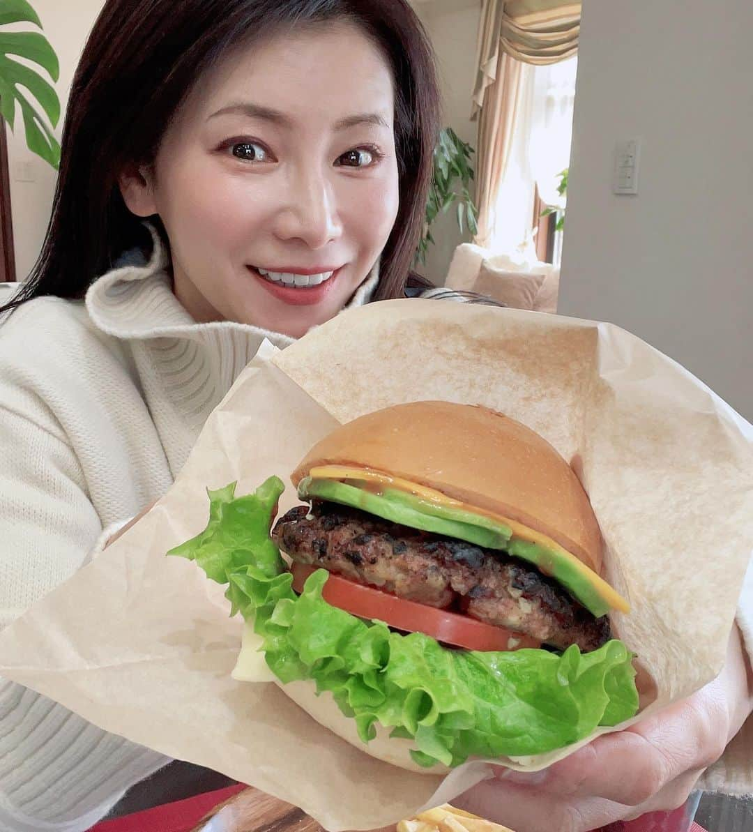 水谷雅子さんのインスタグラム写真 - (水谷雅子Instagram)「食べ応えのあるチーズバーガー食べました❣️😋🍔🎶 #チーズバーガー #ワシントンd.c.で食べた2種チーズバーガー #ボリューム満点#食べ応えのある#美味しい #エスエルクリエーションズ #安心安全な食材#お取り寄せ #slcreationsのある暮らし #slcreations #冷凍食品#宅配冷凍食品#品質こだわり #無添加#z's-menu #水谷雅子#水谷雅子beautybook50の私 @slcreations_official」1月24日 11時16分 - mizutanimasako