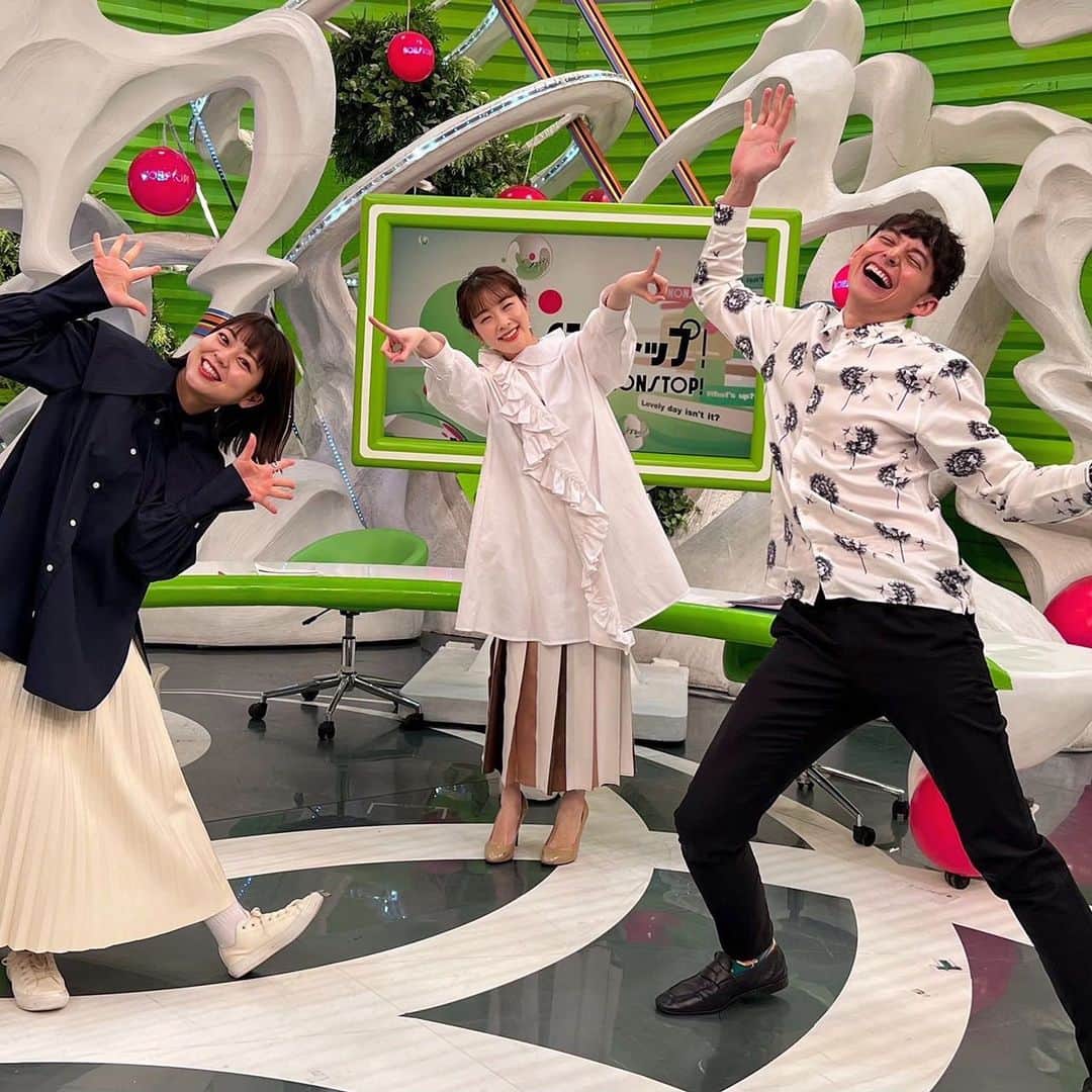 フジテレビアナウンサーのインスタグラム：「* フジテレビアナウンサーたちの元気の源、 ハッピーになれるものを紹介していく 新企画「８ッピー」🌎🤍  第三弾はみかみです！  私のハッピーの源は、、、 ノンストップ！ファミリーの杉・杉コンビ！ ハリー杉山さんと杉原アナウンサーです🌈  毎日笑顔とハッピーパワーをくれる、 (時にはtoo muchなほどに😛) 同僚のような家族のような親友のような戦友のような2人です  いつもありがとう！ おハリ、ちうね！🤍  みなさまノンストップ！も よろしくお願いします👆✨  #８ッピー #フジテレビアナウンサー #三上真奈 #ノンストップ！ファミリー #ハリーさんの脚の長さは加工してません」