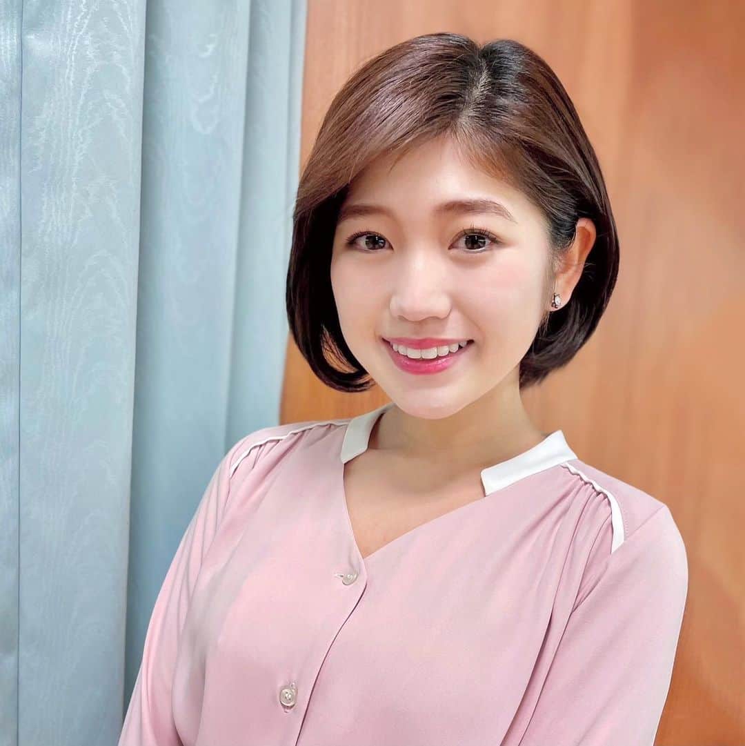 高橋幸のインスタグラム：「きのうは桜色のブラウスを着ました🌸🍃 寒がりなので春が待ち遠しいです、、！ #衣装 #pinkblouse」