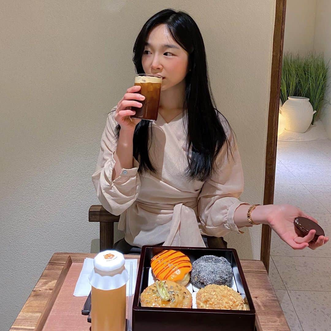 비비さんのインスタグラム写真 - (비비Instagram)「도넛 좋아행?🍩🍩🍩 대나무 연못 마당뷰에 이끌려 들어간 한옥집인데 한국식 도넛집이었당! 대파크림치즈 도넛 강추❤️ #도넛맛집 #도넛정수 #익선동카페」1月24日 11時53分 - baglevivi