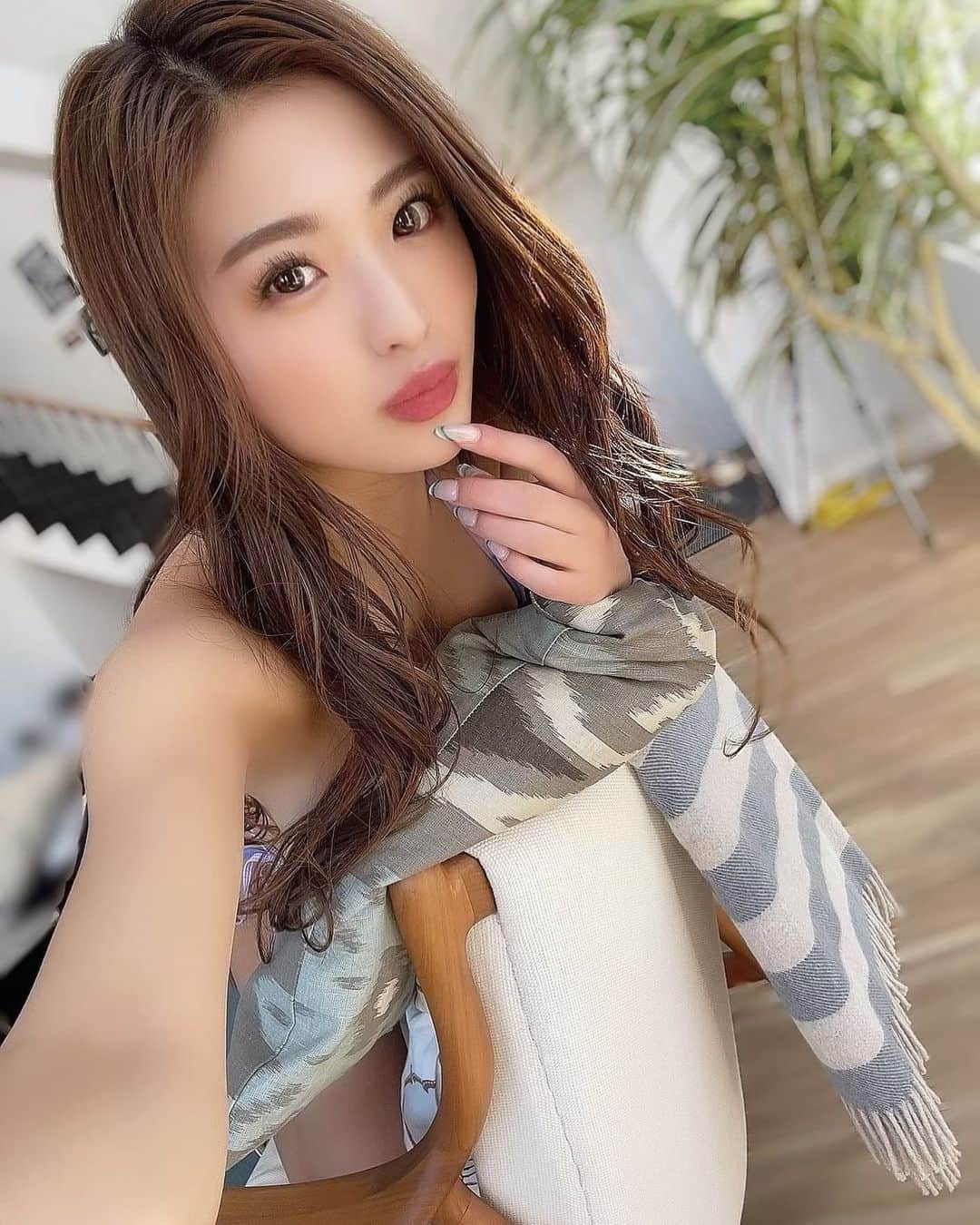 MIYABIのインスタグラム：「撮影のオフショット📸  今日から1週間また頑張りましょうね💪🏼🌼  こんな時期なので体調には気をつけてください🥺🙏  素敵な1日を〜🧡  #cyberjapan #グラビア撮影」