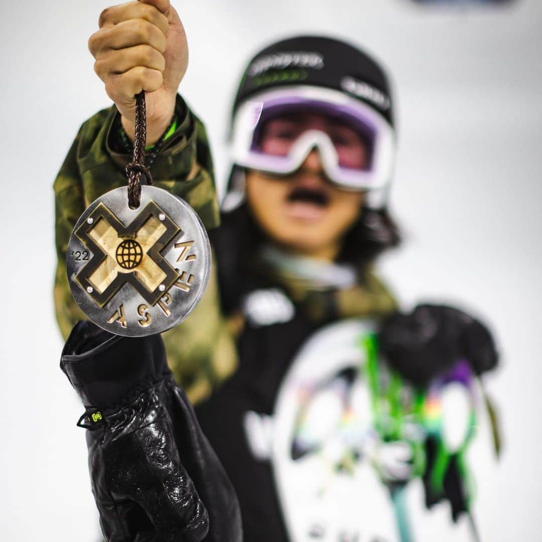 平野海祝のインスタグラム：「First time @xgames 🥉🥉 Next is Beijing 🤟🇨🇳  はじめてのエックスゲーム3位でした‼ずっと夢だった舞台で︎自分らしい滑りができて、兄弟でメダルも取れていい経験ができました🫂  知ってる人もいると思いますが、北京オリンピックの出場が決まりました。小学生の頃、ソチオリンピックで兄の滑りを見てスノボーやりたい！オリンピックにでたい！という夢を持ち、みなさんの応援のおかげでここまでくることができました。北京でも自分らしい滑りができるよう頑張ります🙏  📷 @master__skin」