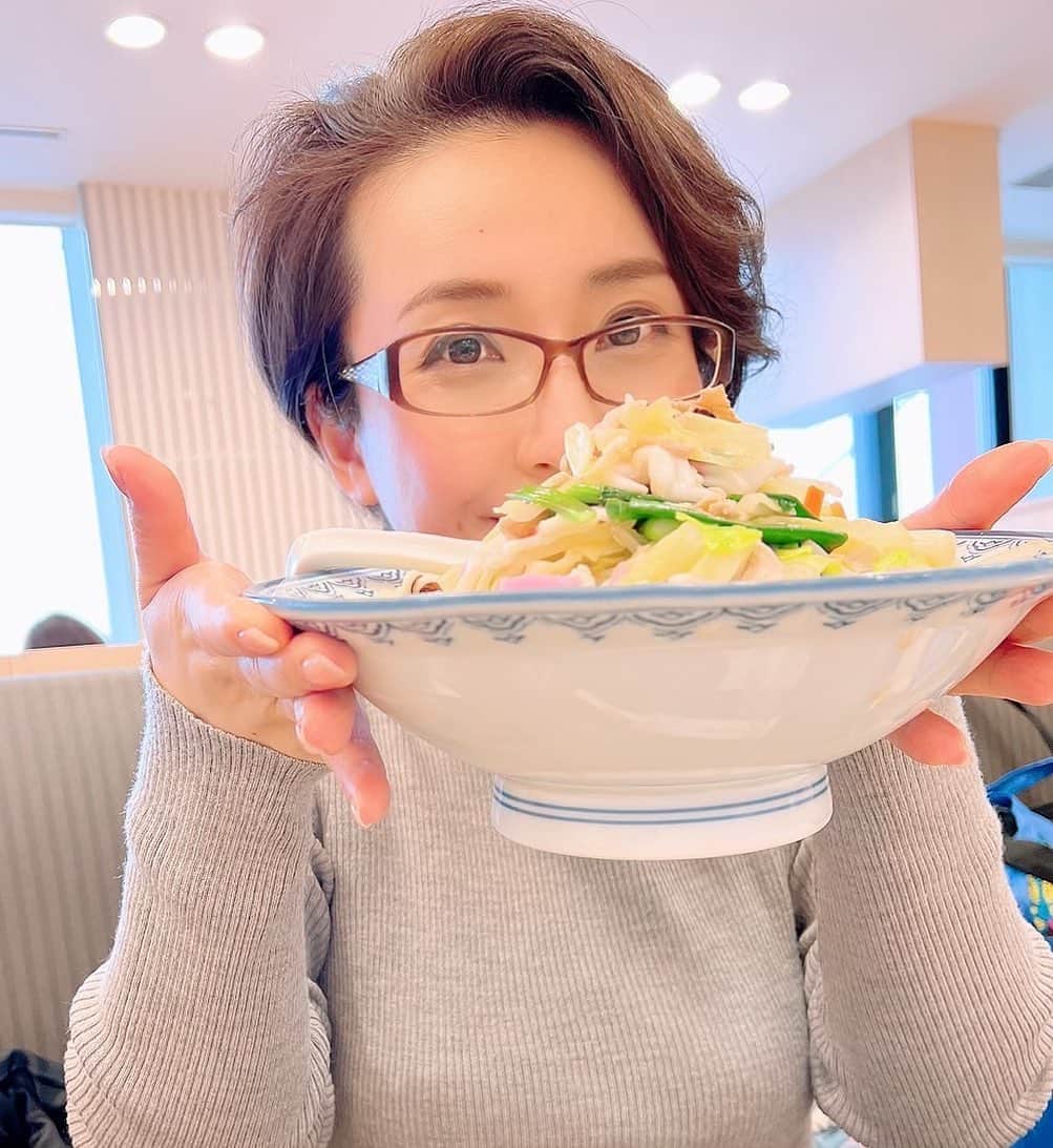 水田竜子のインスタグラム：「🍜🍜🍜 先日食べた長崎ちゃんぽん🍜 野菜たっぷりで美味しかったぁ❤︎ ・ ちゃんぽんって スープが美味しいんですよね。 だから、スープを最後まで飲むか いつも迷う…😅 ・ ・ ・ #水田竜子 #キングレコード #Japan #singer #演歌 #長崎ちゃんぽん #野菜たっぷり #スープが美味しい」