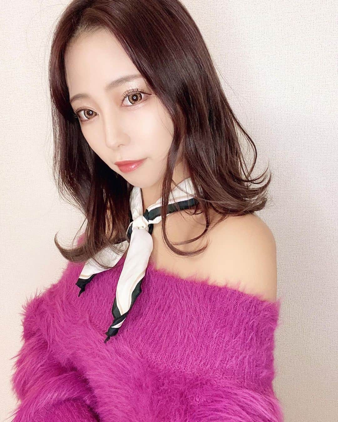 福井柑奈さんのインスタグラム写真 - (福井柑奈Instagram)「髪の毛きれいきれいしてもらいました〜✨ CARE梅田さんいつもありがとうございます🥰　(@careumeda ) 行きつけすぎて行きつけすぎ🙆🏼‍♂️笑 (@toku.18 )担当様✌︎  髪色明るくなってたので すこーし大人しくしてもらいました♡ そしてすこーしピンク系💓ほどよくて儚くていい☺️💓💓  なので服の色も寄せました(笑)  ヘッドスパもしてもらたよ〜🧖🏻‍♀️最高！ 香りを選ぶところからいつもワクワク！ (@y20_oda )ヘッドスパの使者ありがとう〜🙏🏻😁  #美容院 #美容院行ってきた #アッシュグレー #ヘアカラー #トリートメント #大阪 #梅田 #ヘアサロン #サロンモデル #ヘアスタイル #フォロワー募集中 #コメント大歓迎 #careumeda #haircolor #hair #hairstyle #japan #hairsalon #haircolour #japanesegirl #beautiful #love #instagood #swag #💇🏻‍♀️ #❤️#followme #comment」1月24日 12時48分 - kanna_fukui