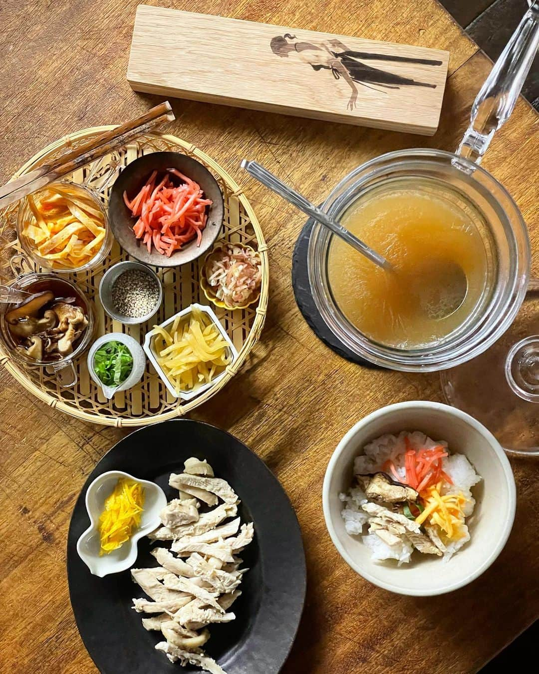 松井美緒さんのインスタグラム写真 - (松井美緒Instagram)「…鹿児島県の郷土料理。 鶏飯。  食欲ある時も ない時も サラサラと食べれちゃう鶏飯は 栄養満点💯  スープは 鶏ガラとねぎ、生姜、にんにく、酒、水でひたすら煮込むだけ。 時間はかかるけど簡単だよ。  固形スープの素では出ない美味しさだから お時間のある時に是非😊  付け合わせは 奈良漬とか紅生姜、甘く煮た干し椎茸や色々。 お好きなモノをのせて召し上がれ🍚  .  私は初めて鶏飯を食べたのは22歳頃で与論島。 懐かしいなぁ  .  #鹿児島県 #喜界島 #奄美大島 #郷土料理 #鶏飯  .」1月24日 19時19分 - mio.matsui