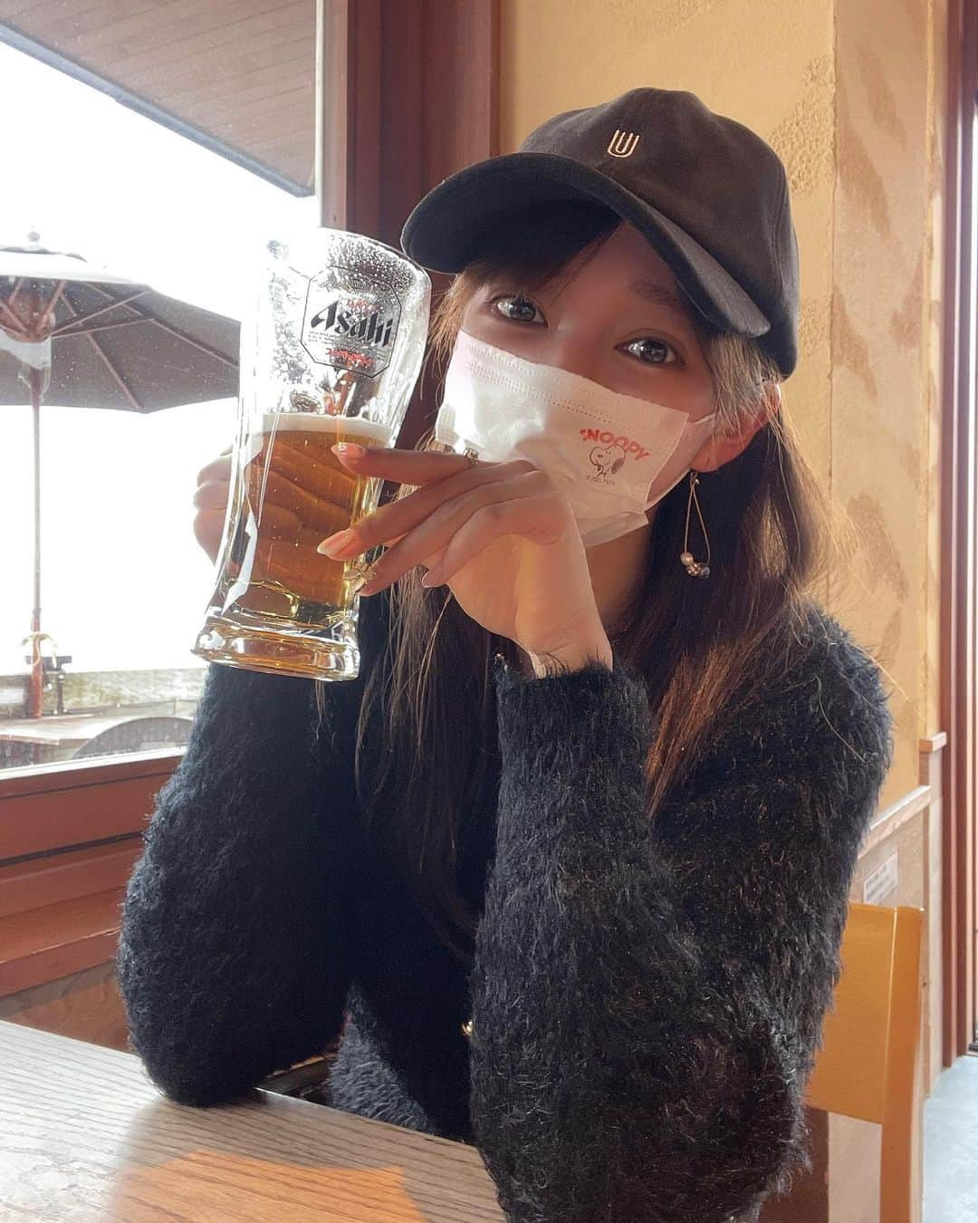 中村優香のインスタグラム：「. 温泉の後はちゃっかりビール飲んじゃったナ😅 美味しすぎて飲みかけなんだナ😅  #yuuka🐶 #海好きな人と繋がりたい #海🌊 #海好き女子 #海好きと繋がりたい #海好きな人とつながりたい #稲村ヶ崎 #稲村ヶ崎海岸 #稲村ヶ崎温泉 #湘南海岸 #サーフィン女子 #サーフィン初心者 #サーフィン好きな人と繋がりたい #サーフィンライフ #サーフィンガール #サーフィンしたい #サーファーガール #ビジョビ #ビジョビジョ #ビジョ図鑑 #カジュアルガーリー #サーフファッション #温泉女子 #温泉好きな人と繋がりたい #サウナ女子 #サ活女子 #ビール🍻 #ビール女子 #ビール好き女子 #お酒は精神安定剤」