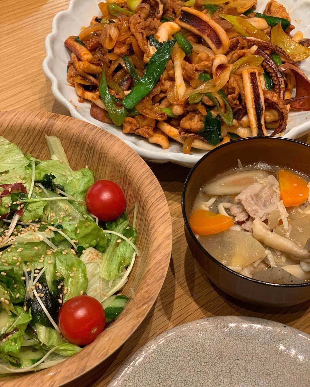 石川梨華のインスタグラム：「今夜のごはん🍚 チョレギサラダ オサムプルコギ 豚汁 豚汁のお味噌は 主人の実家の手作り麦味噌と 市販の合わせ味噌を混ぜて作りました！」