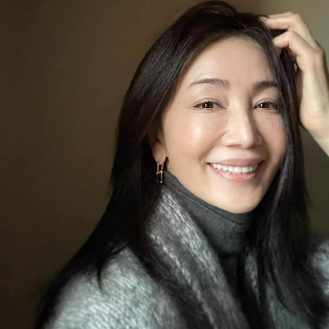 のインスタグラム：「・ 今日は、風がなく穏やかな日でした☺️ ・ でもでも乾燥が酷く、肌は少しダメージ気味かも💦 ・ そんな時は、沢山のミネラルウォーターを飲みオメガオイルも多めに接種！ ・ 後は、肌や髪の地肌には負担をかけない様なスキンケアを心掛けてあげます💕 ・ ・ 皆さんも、乾燥していますので、くれぐれもウィルス感染する事なくお過ごし下さいね☺️ ・ ・  いつも「いいね！」を頂きありがとうございます。 皆さんのコメントに元気を貰っています😊  #クィーンオブ美魔女 #team美魔女 #美ST #坂村かおる #トータルビューティーアドバイザー #美しく老いる #バランス #美容 #コスメ #ファッション #今日のコーデ #トータルバランス #お洒落な人と繋がりたい #コスメ好きな人と繋がりたい #美意識高い人と繋がりたい #美魔女 #美魔女が変わる #アップデートしてる人と繋がりたい #自分らしくアップデート #乾燥対策 #オメガオイル」