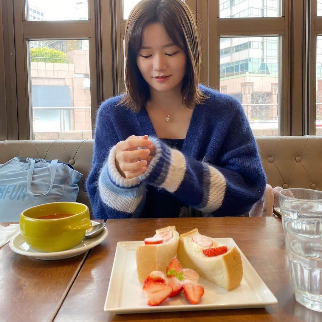のインスタグラム：「カフェ☕️. . , . この前人生初めての眉毛スタイリング行ってきましたっ！すごい綺麗に描けるようになった〜！まつげパーマもしてもらって少しすっぴんに自信持てた💓」