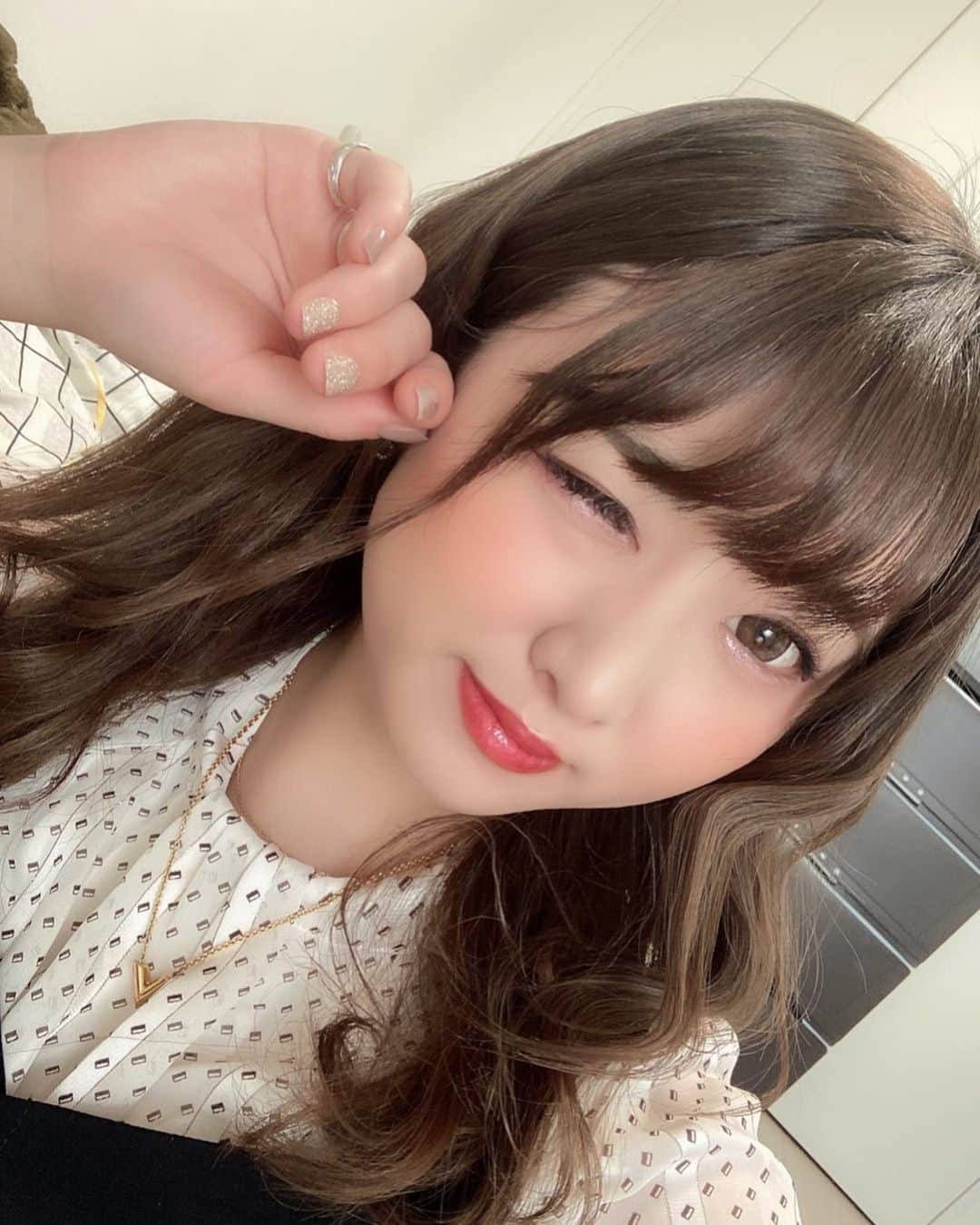 黒崎みかのインスタグラム：「ウインク😉💗  #黒崎みか #セクシー女優#AV女優#ウェーブヘアー#オフ日」