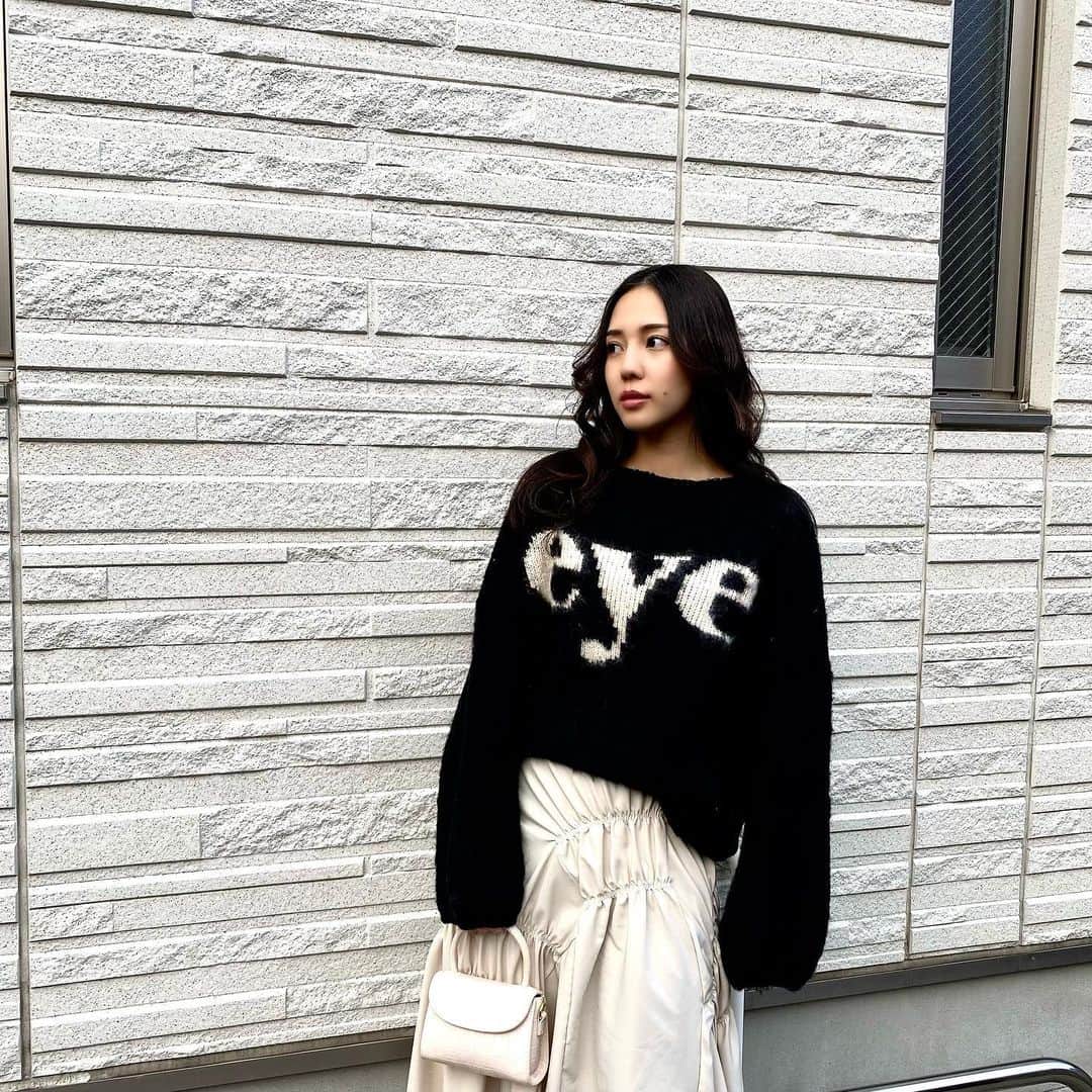 のインスタグラム：「@valmuer_official のロゴニット 大きめでシルエットも可愛い😭🤍 . #Valmuer #valmuer_official #私服」