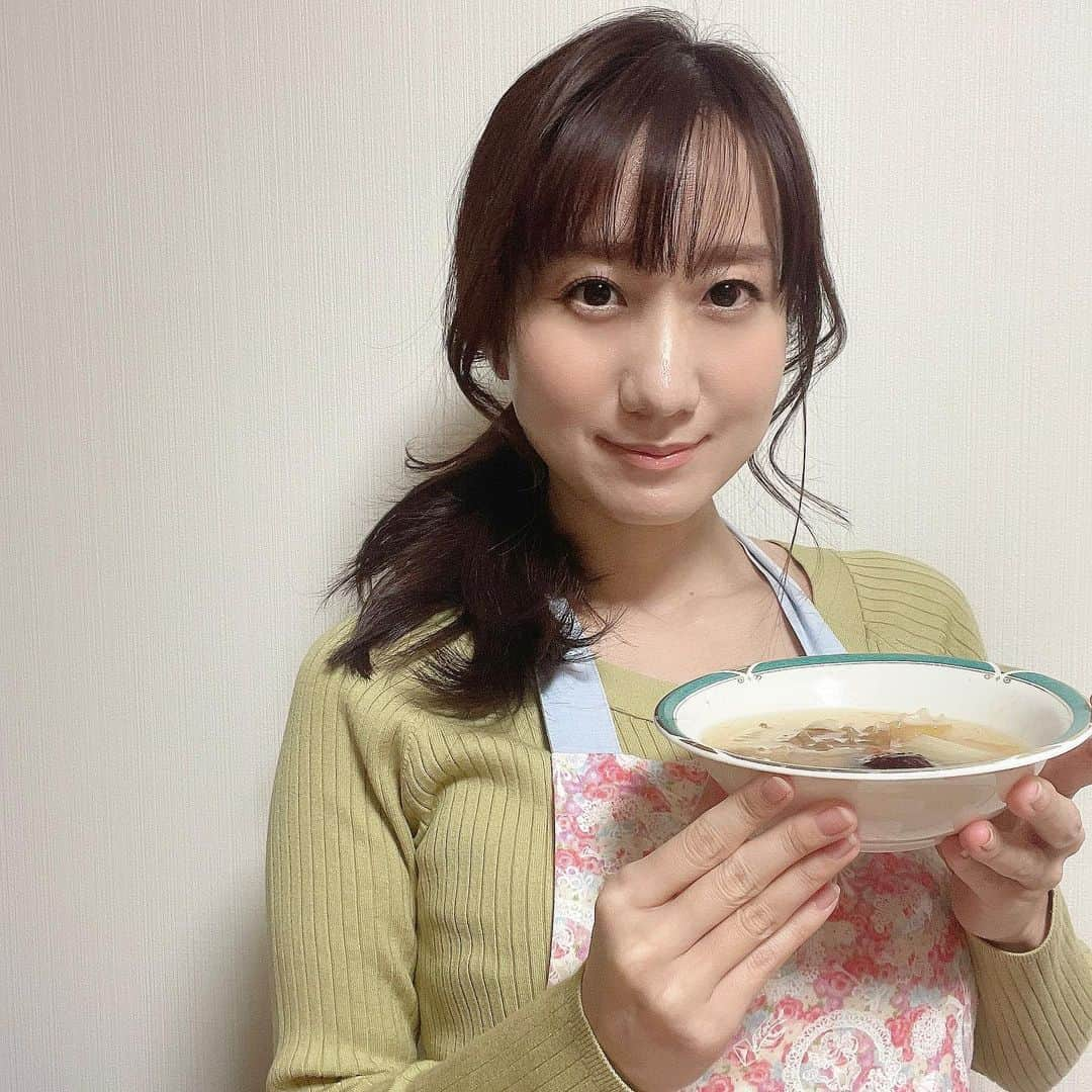 吉井明子さんのインスタグラム写真 - (吉井明子Instagram)「こんにちは☺︎  リールにまとめた薬膳スープ✨ 味付けは… 自然塩、鶏ガラスープ、オイスターソース、醤油、XO醬、お酒 です😌 具材からも旨味が出るので、味見しながら入れています😉  さて、今夜からも 「BSニュース4K＋ふるさと」 午後11:45〜午前0:10 　BS1・BS4Kにて 気象情報をお伝えしていきます✨ 気象コーナーは、番組冒頭と日付が変わってすぐです☺️  スープみたいに体が温まる気象情報になりますように✨ 今週もよろしくお願いします🌈  #オフショット #薬膳スープ #薬膳 #漢方 #美肌スープ #おうちごはん #手料理 #エプロン #気象情報 #天気予報 #気象予報士 #気象キャスター #weatherforecaster #기상캐스터　#氣象主播 #吉井明子 #nhk #bs4k #bs1 #bsニュース4k」1月24日 15時59分 - akiko_yoshii_sunny_rain