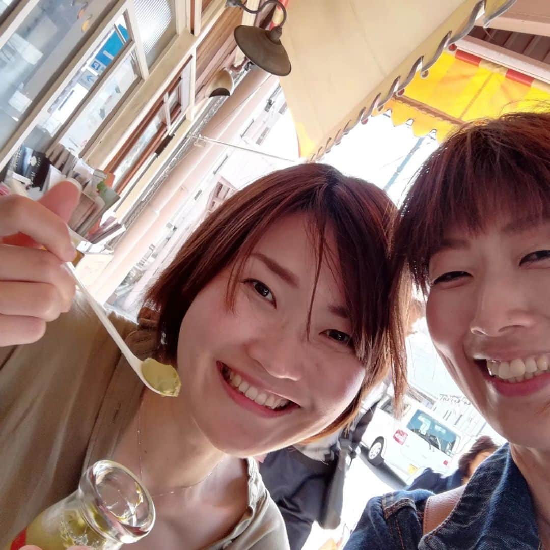 村田千鶴のインスタグラム：「尾道のおもいで投稿  #広島県 #尾道 #尾道市 #観光 #広島観光 #おやつとやまねこ #尾道プリン #プリン #広島グルメ #尾道グルメ #スイーツ #尾道スイーツ #からさわ #アイスもなか #パン屋航路 #尾道ラーメン ←写真禁止だった😭    #プリン美味しかった～の顔  #尾道ラーメン美味しかった～の顔  #思い出投稿 #思い出投稿シリーズ #想い出投稿 #想い出投稿シリーズ #おもいで投稿  #このみ #村田千鶴 #おぎたともこ #広島 #広島芸人   Special Thanks #サイダーコーラ #植田しんご」