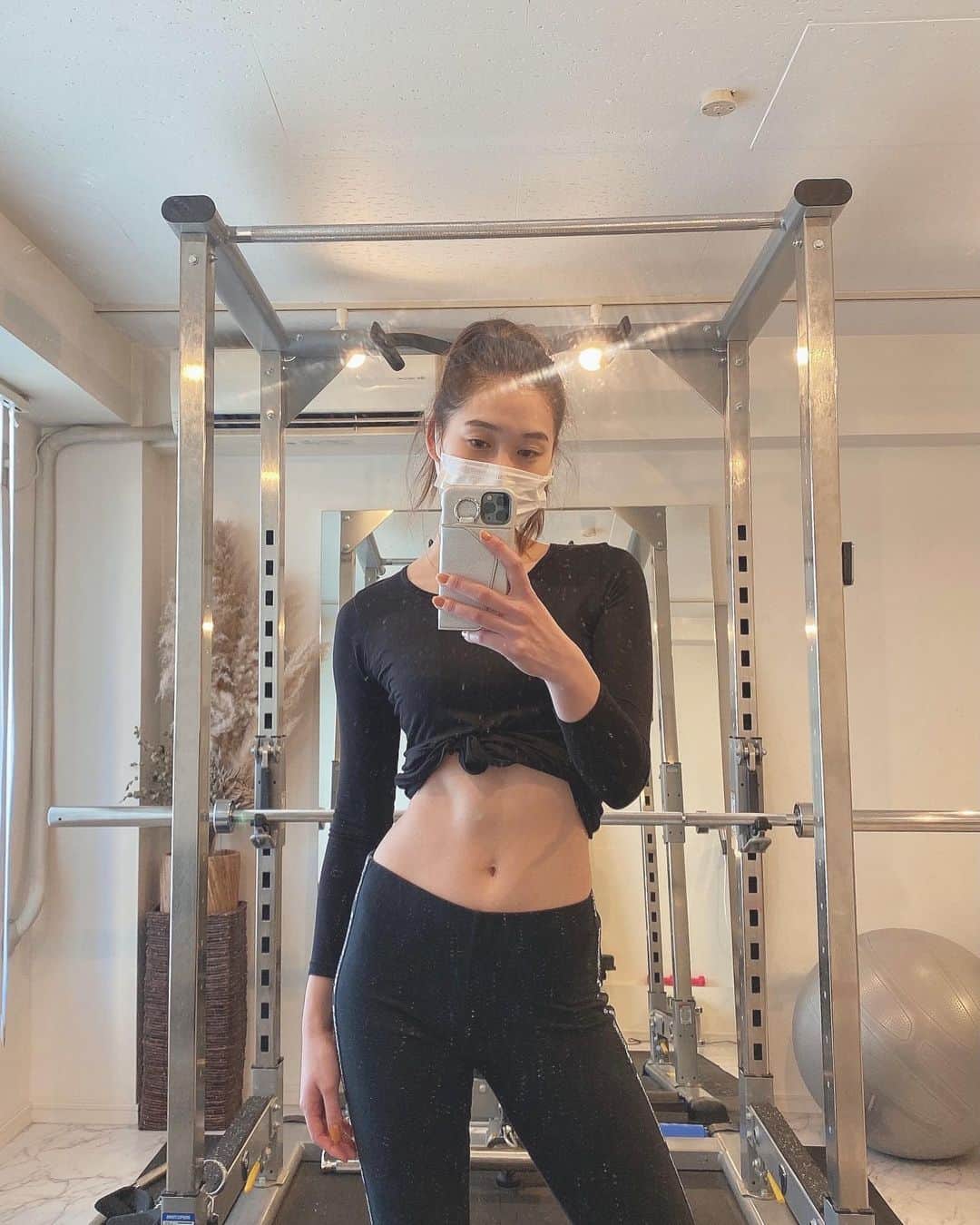 谷川りさこのインスタグラム：「質問が多いbodyについて！  正月太りから しっかりトレーニングで 戻しつつ、３０歳から 本当に今までつくことのなかった お肉がついたり、bodyの悩み は尽きないです！！ なのでしっかりバランス良くたべて 自分に合った運動をすることです！ ピラティスの勉強を始めて 今まで知らなかった 体の色んなことが勉強に なり、プロの先生たちに教えて もらい、より楽しくなってきた 今日この頃。 しっかり自分の体と向き合い こつこつ続けることですね！ 目指せ ヘルシーボディ❤️  @workout_tokyo  @blair_salon  @re_studiotokyo  @anji_pilates  @lavayoga_official  いつもありがとうございます😊  #body #ダイエット #workout #継続は力なり」