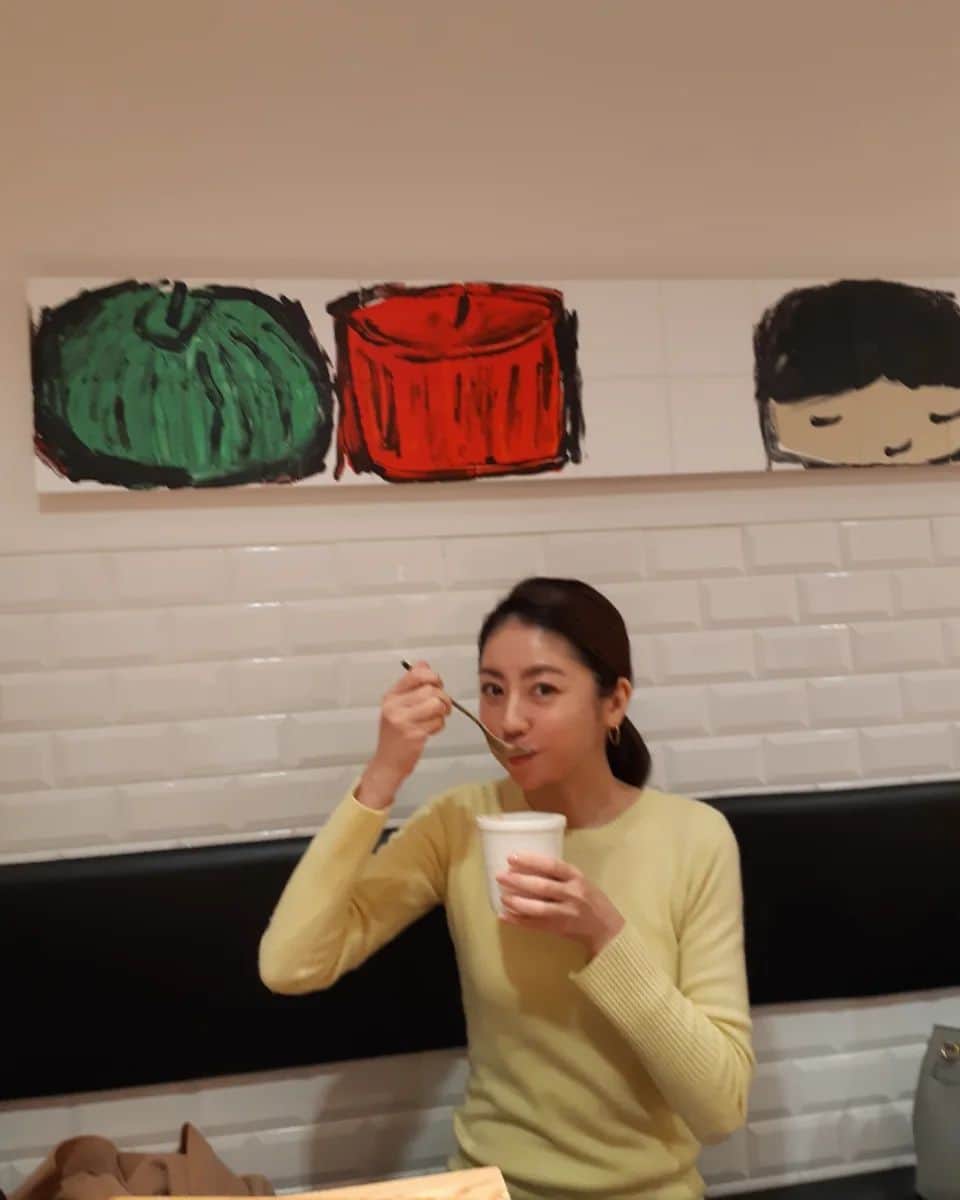 黒坂真美のインスタグラム：「Hot soup on a cold winter's day😋 . 寒くて寒くて凍えていたら..🥶笑 なんとそこに “Soup Stock Tokyo”が！ 5秒後には席に座っていました。 . 温かいスープ大好きです♡ スープストックさんありがとう♡ . #黒坂真美 #kurosakamami #soupstocktokyo #hotsoup #スープストックトーキョー #japan #😋 #🇯🇵 因みに選んだのは『オマール海老のビスク』🦞」