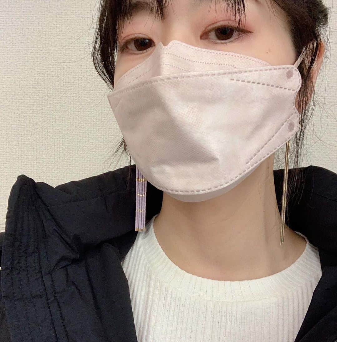 虎谷温子のインスタグラム：「寝ぼけながら身支度をしていたら…なんと左右で全然違うピアスをつけていました…😱 あえてアシンメトリーにしてる、って思ってくれた人…いるかな…😭」