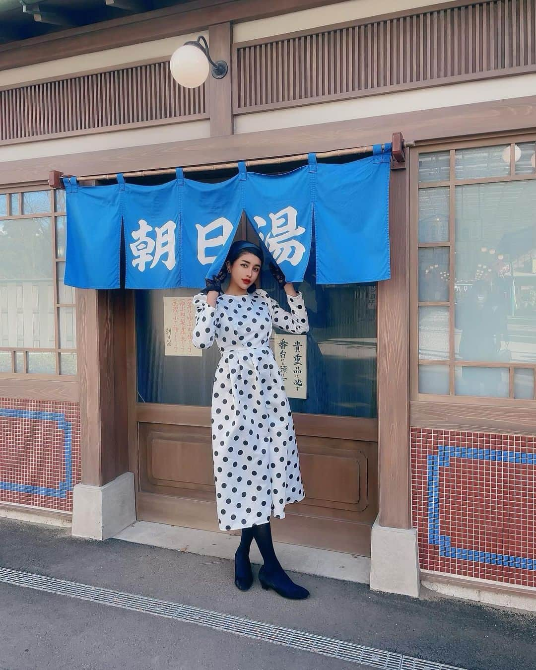 Marinのインスタグラム：「この日の為に買ったレトロなお洋服とカチューシャで行ったら店員さんと勘違いされたの😂ww  近場なら働きたいくらいの昭和レトロな商店街の街並みで、タイムスリップしたような気分だった😍 屋台のご飯も全部おいしかった🦑  When I wore retro clothes and headbands that I bought for this day, I was mistaken for a clerk😂lol  I felt like I was going back in time in the Showa . I wanted to work if i live nearby😌 All the food at the stall was delicious🦑  . . .  #西武園ゆうえんち #遊園地　#インスタ映え　#昭和レトロ　#商店街　#夕日の丘商店街  #ふぉとじぇにっく」