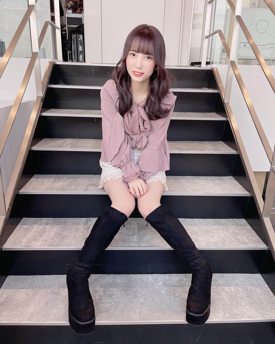 髙木由莉愛のインスタグラム：「♡  ラベンダーショコラカラー にしてもらいました✨ 髪も全体的に量を減らしてもらって かなりカットして軽くなりました(՞ . .՞)"  #ヘアカラー #美容院 #美容室 #原宿 #ラベンダーショコラ #ブラウン #ロングブーツ #ヘアアレンジ #巻き髪 #ヘアカット #太もも #全身」