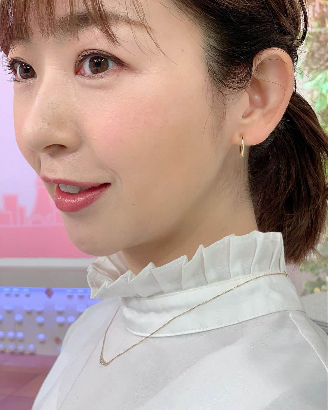 新成人　松尾由美子 松尾由美子さんのインスタグラム写真 - (松尾由美子Instagram)「こんばんは。 今週も1週間が始まりました。 どうぞよろしくお願いします。  今日の衣装は袖もデザインが可愛かったですよ。 今日はパパのリハーサルが早めに終わり、 保育園に迎えに行ってくれています ...