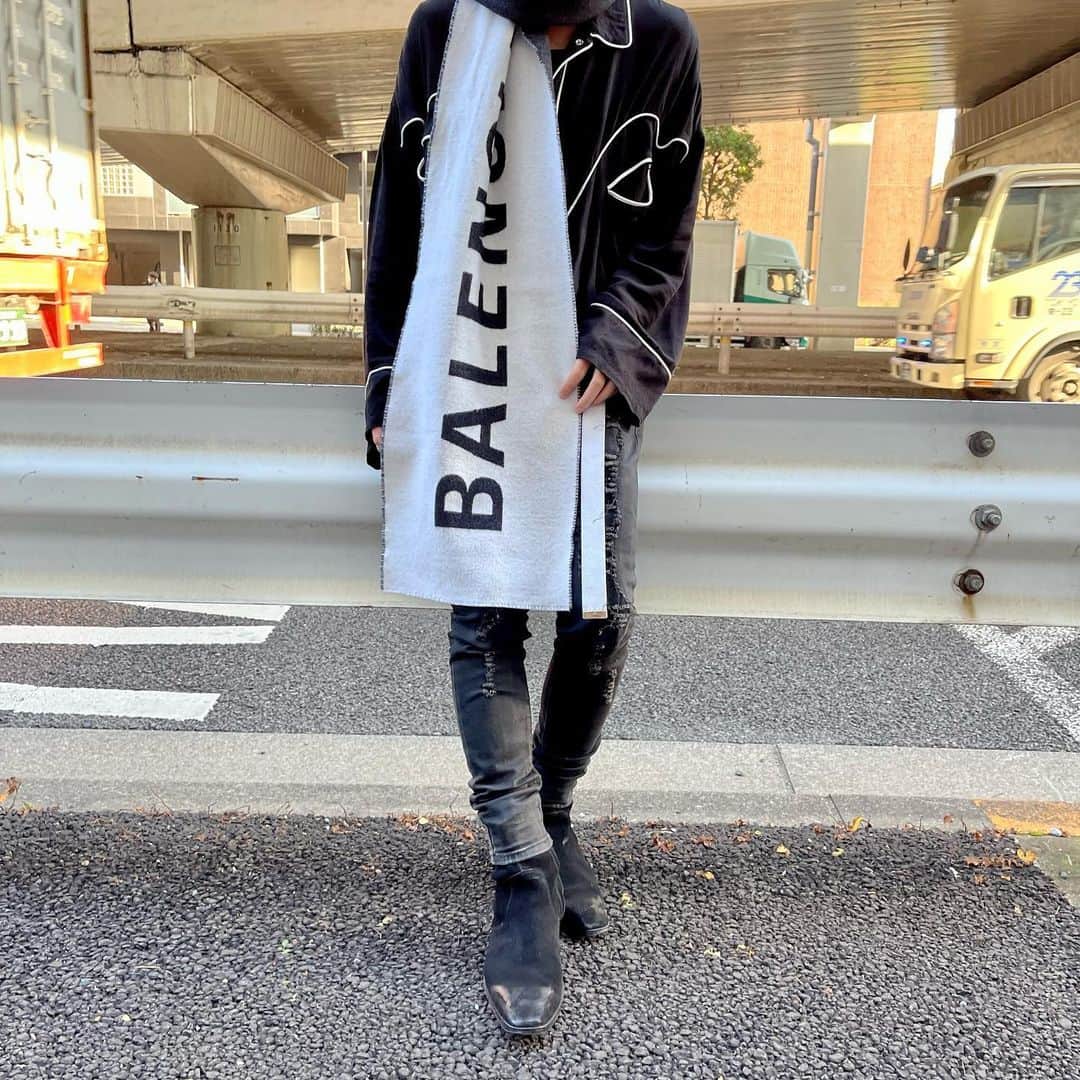 RECLOのインスタグラム：「【RECLO STAFF COORDINATE】  BALENCIAGA SCARF LOGO マフラー ストール  ※SOLDOUTしております。  #BALENCIAGA #バレンシアガ」