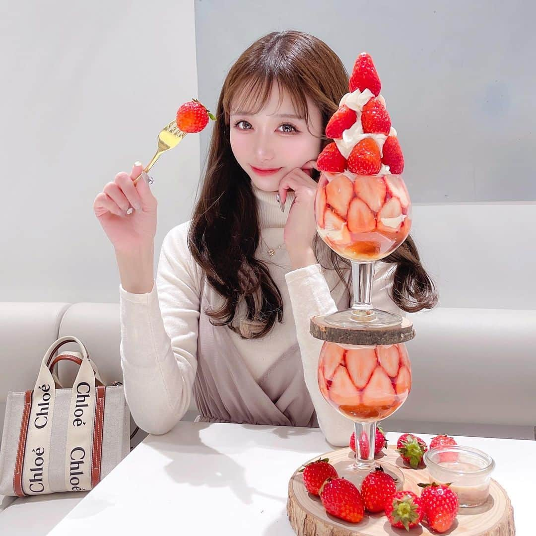 あやちゃんさんのインスタグラム写真 - (あやちゃんInstagram)「ソラマチで発見🥺🍓 スカイツリーパフェ🍓💗🍓💗 めっちゃおいひー🤤🤤 いちご好きにはたまらん🤍 シェアしたら余裕だったよん😝  #堀内果実園 #堀内果実園ソラマチ店  #果実園リーベル #果実園東京店 #ソラマチ #ソラマチグルメ #ソラマチカフェ #ソラマチランチ #ソラマチ限定 #スカイツリーグルメ #スカイツリーカフェ #東京スカイツリーソラマチ #東京スカイツリー #ソラマチ #東京カフェ #押上カフェ #フルーツパーラー #フルーツサンド #いちごパフェ #いちごスイーツ #イチゴパフェ #苺スイーツ #苺パフェ #ストロベリーボンボン #いちご狩り #イチゴ狩り #東京グルメ #東京観光 #東京カフェ #夜パフェ #パフェ巡り #パフェ好き」1月24日 19時51分 - aya.you.love.r