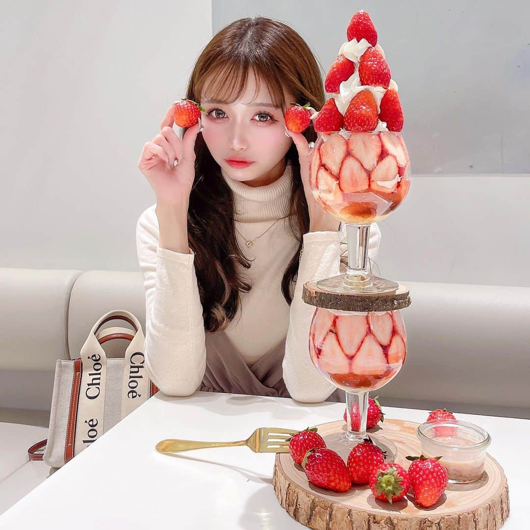 あやちゃんさんのインスタグラム写真 - (あやちゃんInstagram)「ソラマチで発見🥺🍓 スカイツリーパフェ🍓💗🍓💗 めっちゃおいひー🤤🤤 いちご好きにはたまらん🤍 シェアしたら余裕だったよん😝  #堀内果実園 #堀内果実園ソラマチ店  #果実園リーベル #果実園東京店 #ソラマチ #ソラマチグルメ #ソラマチカフェ #ソラマチランチ #ソラマチ限定 #スカイツリーグルメ #スカイツリーカフェ #東京スカイツリーソラマチ #東京スカイツリー #ソラマチ #東京カフェ #押上カフェ #フルーツパーラー #フルーツサンド #いちごパフェ #いちごスイーツ #イチゴパフェ #苺スイーツ #苺パフェ #ストロベリーボンボン #いちご狩り #イチゴ狩り #東京グルメ #東京観光 #東京カフェ #夜パフェ #パフェ巡り #パフェ好き」1月24日 19時51分 - aya.you.love.r