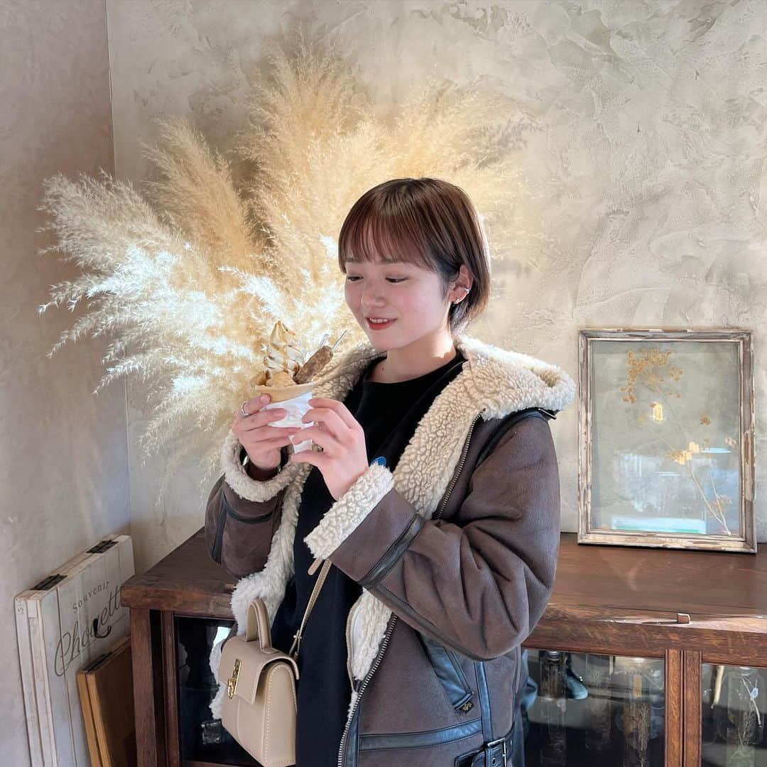 牛田英里のインスタグラム：「信玄餅ソフトクリーム🥣 寒かったけど食べちゃった！期待以上のおいしさだった🤤 近くのお店のドライフルーツとパフェも美味しそうだった…！！✨  #山梨グルメ #信玄餅 #信玄餅ソフト #山梨ドライブ #ドライブ」