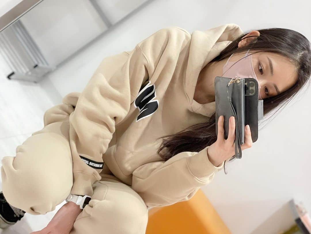 片山萌美さんのインスタグラム写真 - (片山萌美Instagram)「🤎  中野英雄さんプロデュースブランド THE MOBSTAR JAPAN （ @mobstarjapan ） スウェット セットアップ  オーバーサイズで とても着やすくて かわいい☆  #mobstar  #中野英雄 さん #moemikatayama」1月24日 20時16分 - moet_mi