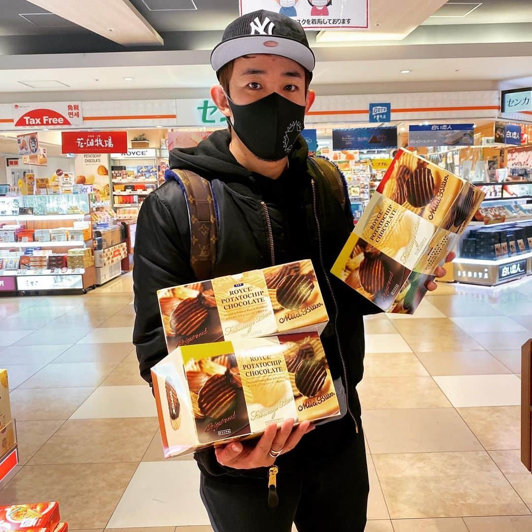 ファンキー加藤さんのインスタグラム写真 - (ファンキー加藤Instagram)「🍫 #北海道土産  #ロイズ #ポテチ #チョコのやつ #買うっしょ」1月24日 20時25分 - funkykato_funkykato_funkykato