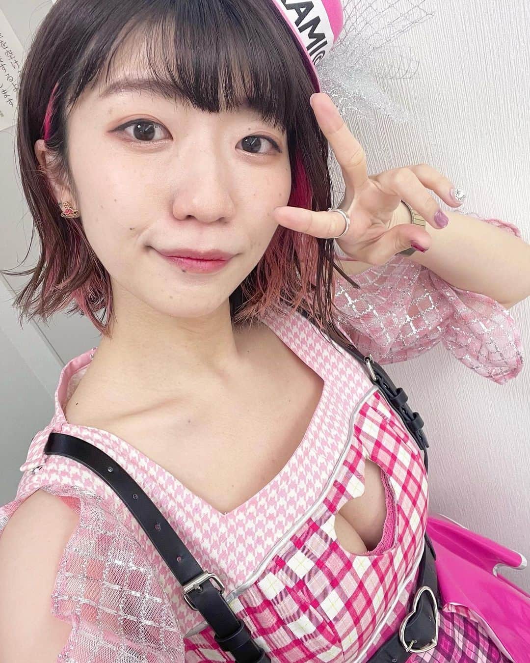 ぱいぱいでか美のインスタグラム：「今夜まさかのANN0代打です🙇‍♀️ . ファーストサマーウイカのオールナイトニッポン0に ベッド・インの二人と共にゲスト出演予定でしたが いろいろありまして今夜はでか美ちゃんのオールナイトニッポン0として 代打務めさせていただくことになりました！ 一人喋り……がんばります……！！！！ 私が今夜とんでもないやらかしをしない限り また４人で集まれると信じて……！ そしてその前に毎週月曜に生配信収録をしてる よゐこ有野のノーギャラジオもあります！よ！ ストーリーにいろいろまとめときます！ 皆様、本当に健やかでいてね！心も体も！ それだけが私の願いといっても過言ではない。 . 写真は何も知らない頃の私です。 のんきにピースしてます。 #でか美ちゃん #ウイカANN0 #でか美ちゃんANN0 #ノーギャラジオ」