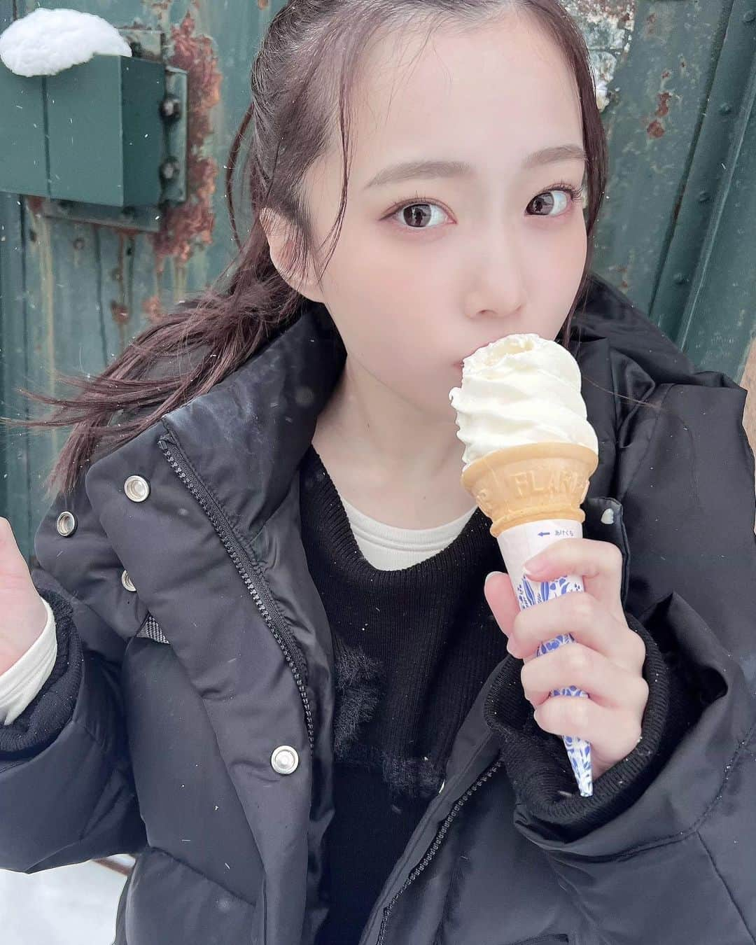 岸みゆさんのインスタグラム写真 - (岸みゆInstagram)「雪とソフトクリーム🍦❄️」1月24日 20時23分 - miyu_kishi0213