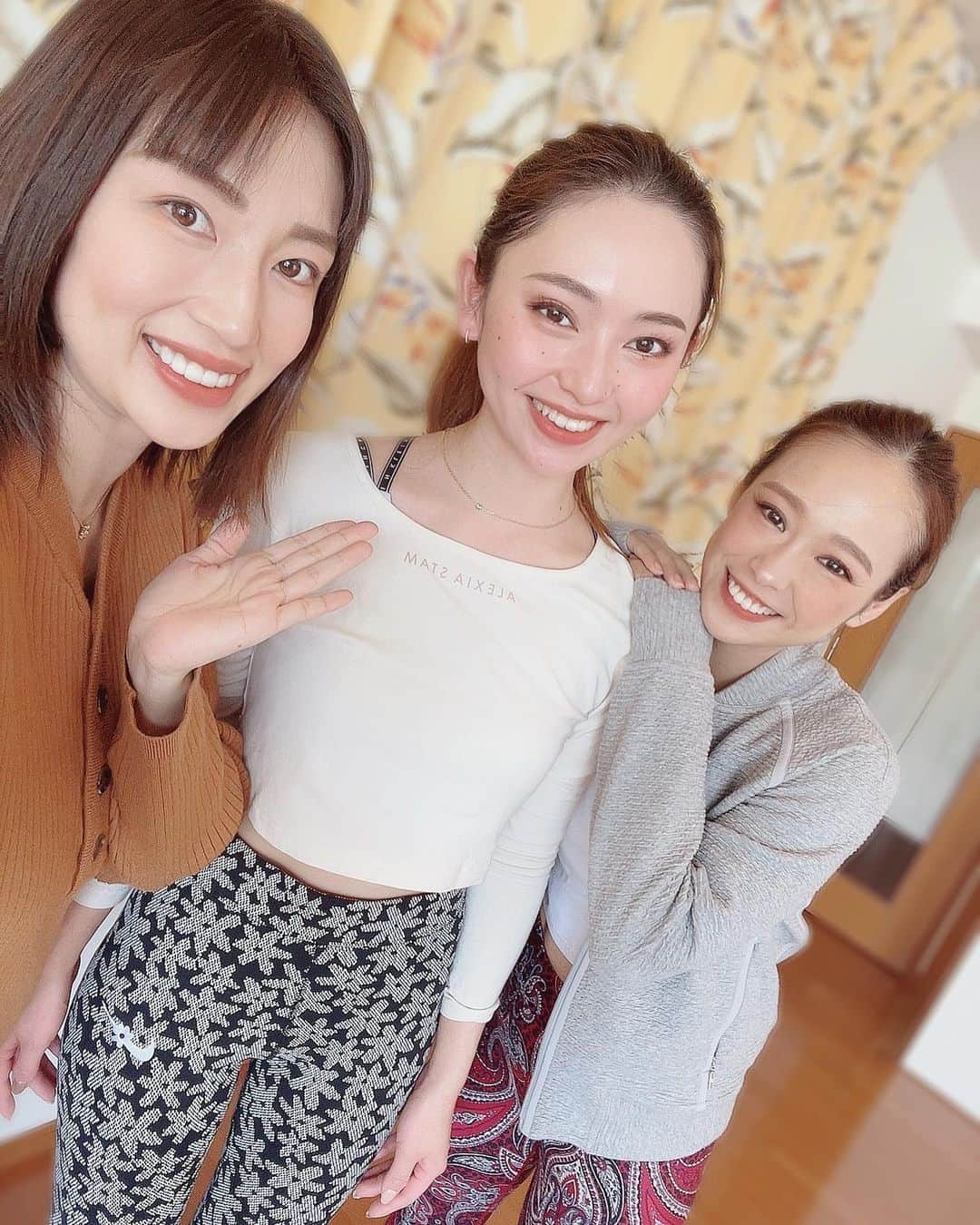 庄司ゆうこさんのインスタグラム写真 - (庄司ゆうこInstagram)「PSY養成スクール25期生がスタートしました❣️今回も講師はもっちーことよしみ先生✨✨もっちーはPSY5期生卒業で、もうインストラクター歴9年目！？いつの間にかベテラン講師となり、こうやって教える立場にまでなって嬉しい限りです😊 今回スクールに入って来てくれたちなみちゃんも美人さんでこれからが楽しみです💓 今はマンツーマンで養成スクールやっているので、スクールに興味がある方是非連絡ください😊 最後の写真はもえか先生とさやか先生にお腹触ってもらったぁー✨✨ 2人目だし男の子だし前に突き出て1人目よりかなり大きい気が、、🤣笑 毎日腰やお尻が痛くて歩くのも超ゆーっくーり、、😂 出産までのんびりゆっくり過ごします😋 #ポジティブスターヨガ#ヨガインストラクター#psy養成スクール#ヨガインストラクター養成講座#マタニティヨガ#妊娠後期#妊娠9ヶ月#妊娠生活#あと少し」1月24日 20時30分 - yuko.shoji