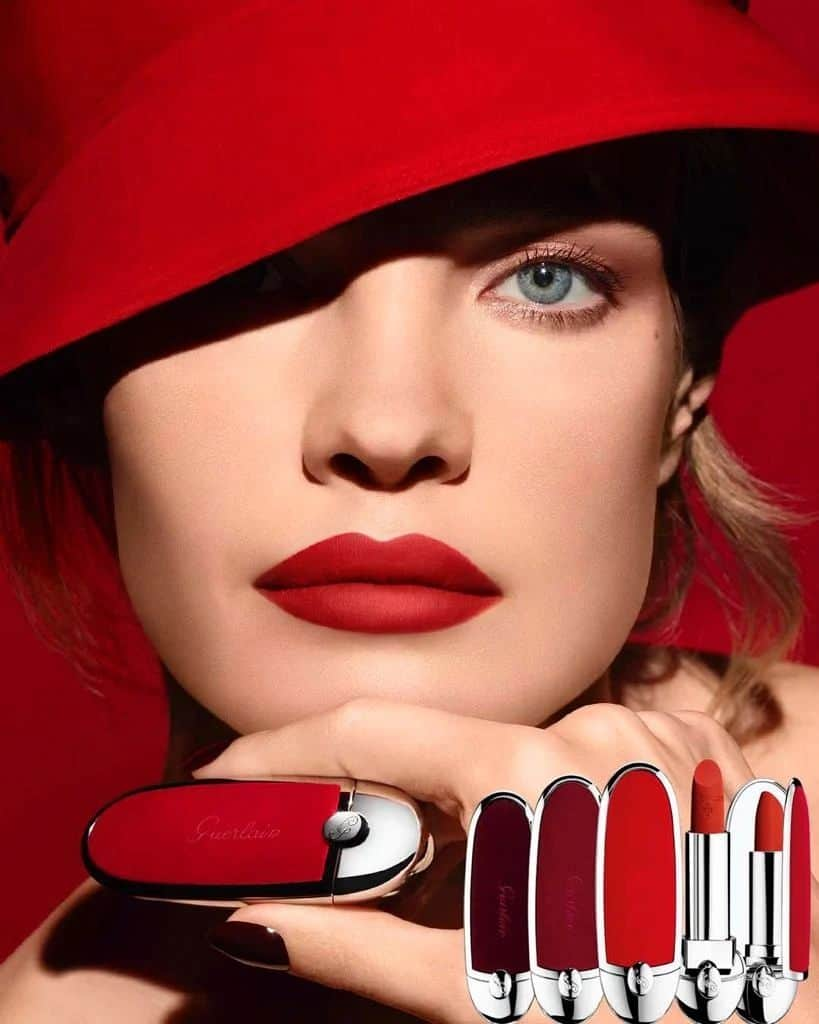 ナタリア・ヴォディアノヴァのインスタグラム：「Felt pretty might delete later 🤪🤣💋(just kidding!!) 1925: Roi des Rouges, a beautifully bold red. Paying homage to Rouge Automatique, the groundbreaking retractable lipstick that #Guerlain created for the Roaring Twenties, Roi des Rouges celebrates the unapologetically feminine beauty that characterised the era. Almost a century later, this daring true red remains a Guerlain icon. #GuerlainMakeup #RougeG @guerlain」