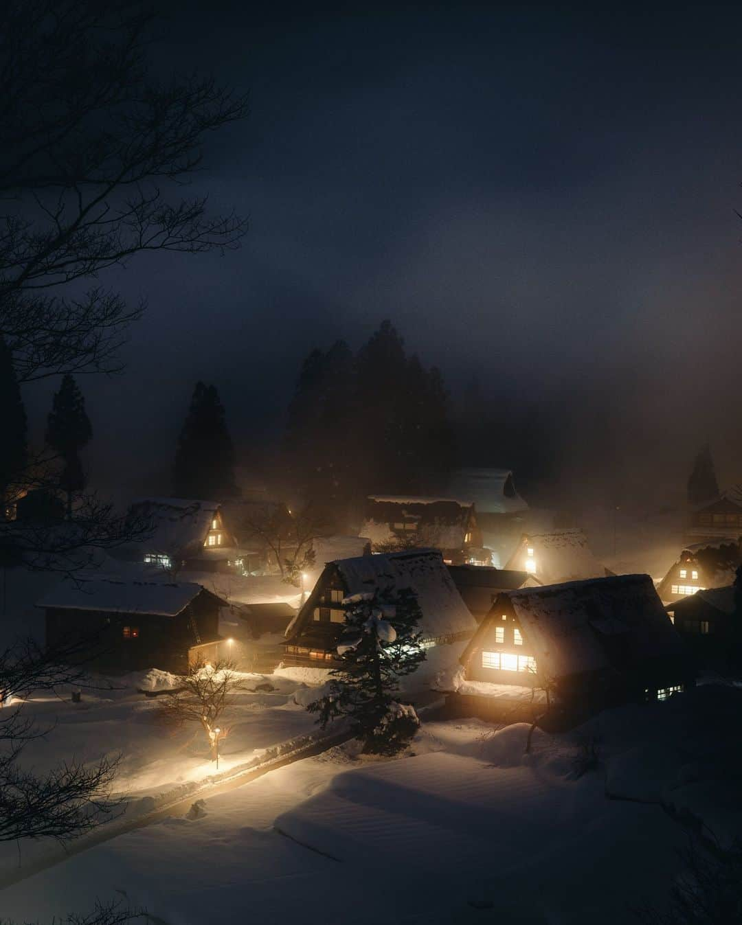 Kaiのインスタグラム：「Mysterious village in the mountains Swipe to clear the fog 👉  . . . . . .  #discoverjapan #japan_vacations #japanawaits #japanlife #thisisjapan #retrip_nippon #visitjapanjp #visitjapanau #igersjp #ig_japan #team_jp #whim_life #ptk_japan #love_bestjapan #kf_gallery #photo_shorttrip #reco_ig #passionpassport #beautifuldestinations #wonderful_places #hbweekends #白川郷 #合掌造り #岐阜 #village #voyaged #gifu #相倉合掌造り集落」