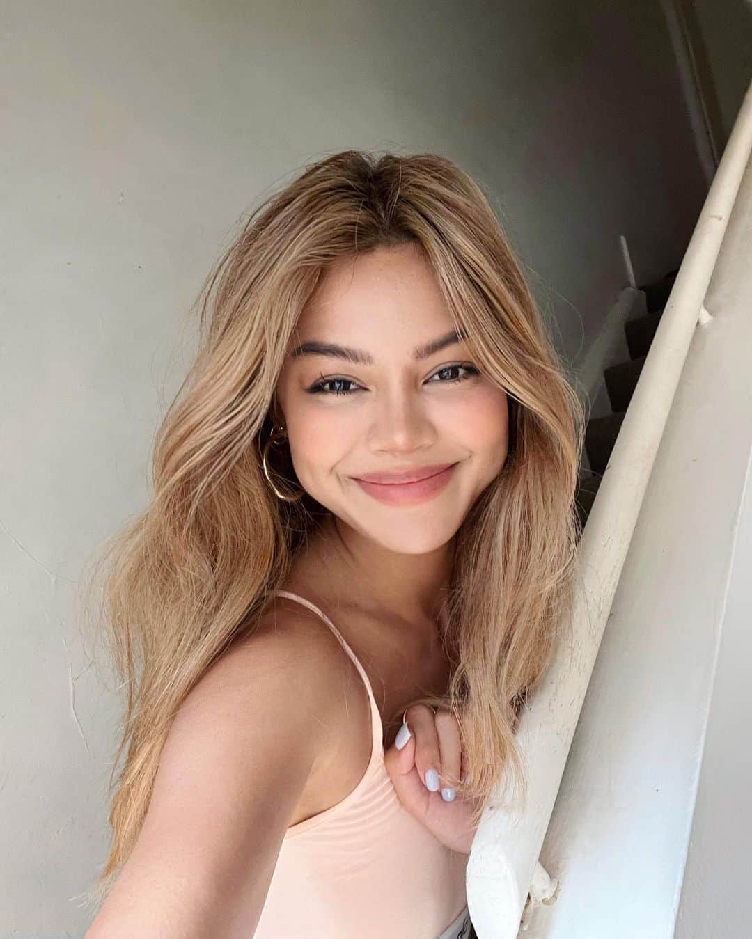 リリーマイマックのインスタグラム：「Long time no selfiesssss 😇 I love myself with light hair 🥺 shout out to @nicshiun @nozomiliz @joris.bnrdhair for my hair transformation @junn_hair 💁🏼‍♀️」