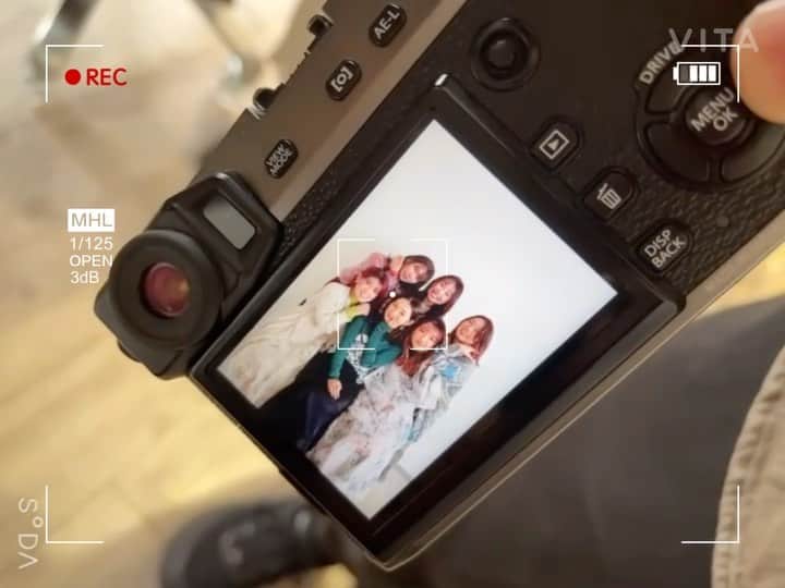 のインスタグラム：「今日はスタッフのプロフィール撮影 プロのヘアメイクつきをみんなにプレゼント♡ (わたしは今回現場に行けなくて撮影見れなかったけど👵🏻)  プロフィール写真もだけど この集合写真がみんなわちゃわちゃしてて かわいかった♡ みんな綺麗にしてもらって キラキラしてて可愛い🥺 嬉しそうな顔みたら 愛おしくて泣けてくる🥺💕 もはや母心👵🏻 (撮影場所にいたらなんか泣けてたから 逆にその場にいなくてよかった説w) なんか可愛い子見ると泣けてくる。涙腺よわ🤣  服も撮影日までに一緒に選んだり みんなエステに行ったり 美意識も高まって 女子たちのモチベーションをあげるには すごくいい機会でした♡ やっぱり女の子は可愛い〜と 言われると余計に可愛くなるー！ 改めて実感✨  プロ集団に撮影していただいて みんなその技術に感動して 自分たちもそんなふうに感動を与えれる 技術を提供しようね〜！とも 話してました☺️  楽しそうな動画が送られてきて みんな心が潤ってました☺️ わたしまで幸せな気持ち〜☺️  早くデータ出来上がらないかな〜☺️ 楽しみ！♡  @renee.nailsalon  @beaulandashiya  @renee_mai.213  @renee_maiokmt.1030  @renee_haruna.24  @renee_chiaki.0217   Special thanks!!! @cheke0820  @gift__kuroda  @yuuuma_y  @gift.beautysalon  @gift.osaka」